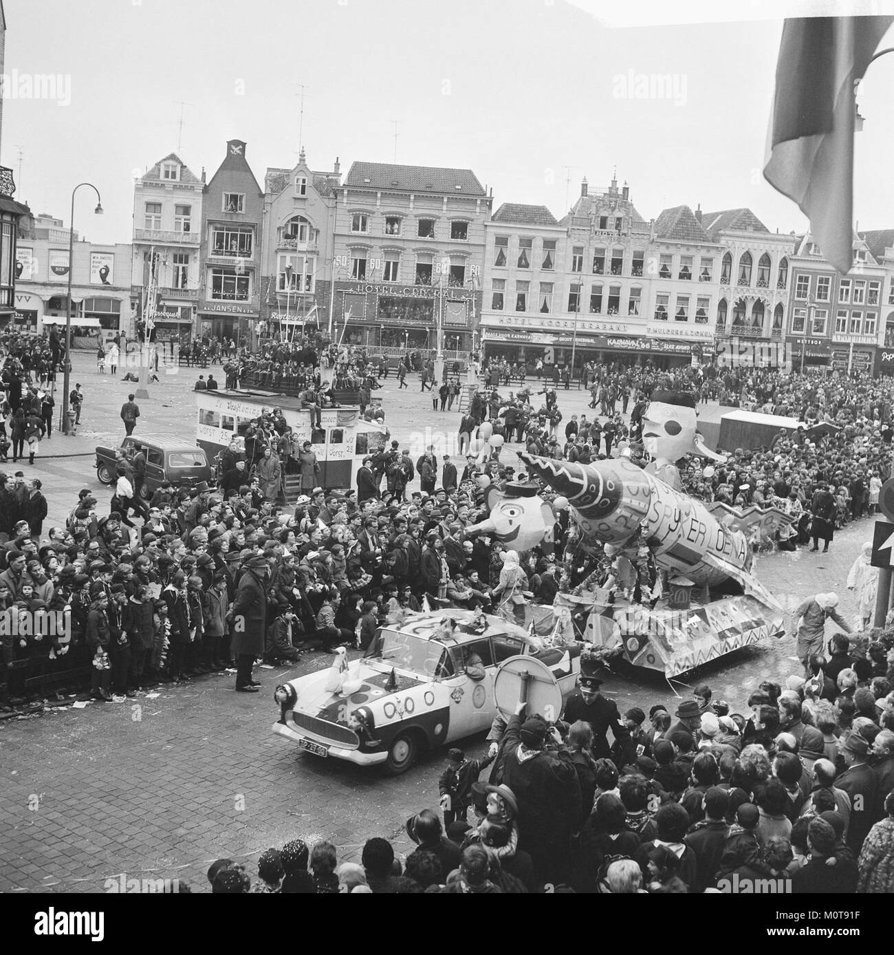 Il Carnaval di Den Bosch è un evento annuale celebrato con vivaci parate e festeggiamenti. La foto cattura l'atmosfera vivace e i costumi dei partecipanti, riflettendo le tradizioni culturali della regione. Foto Stock