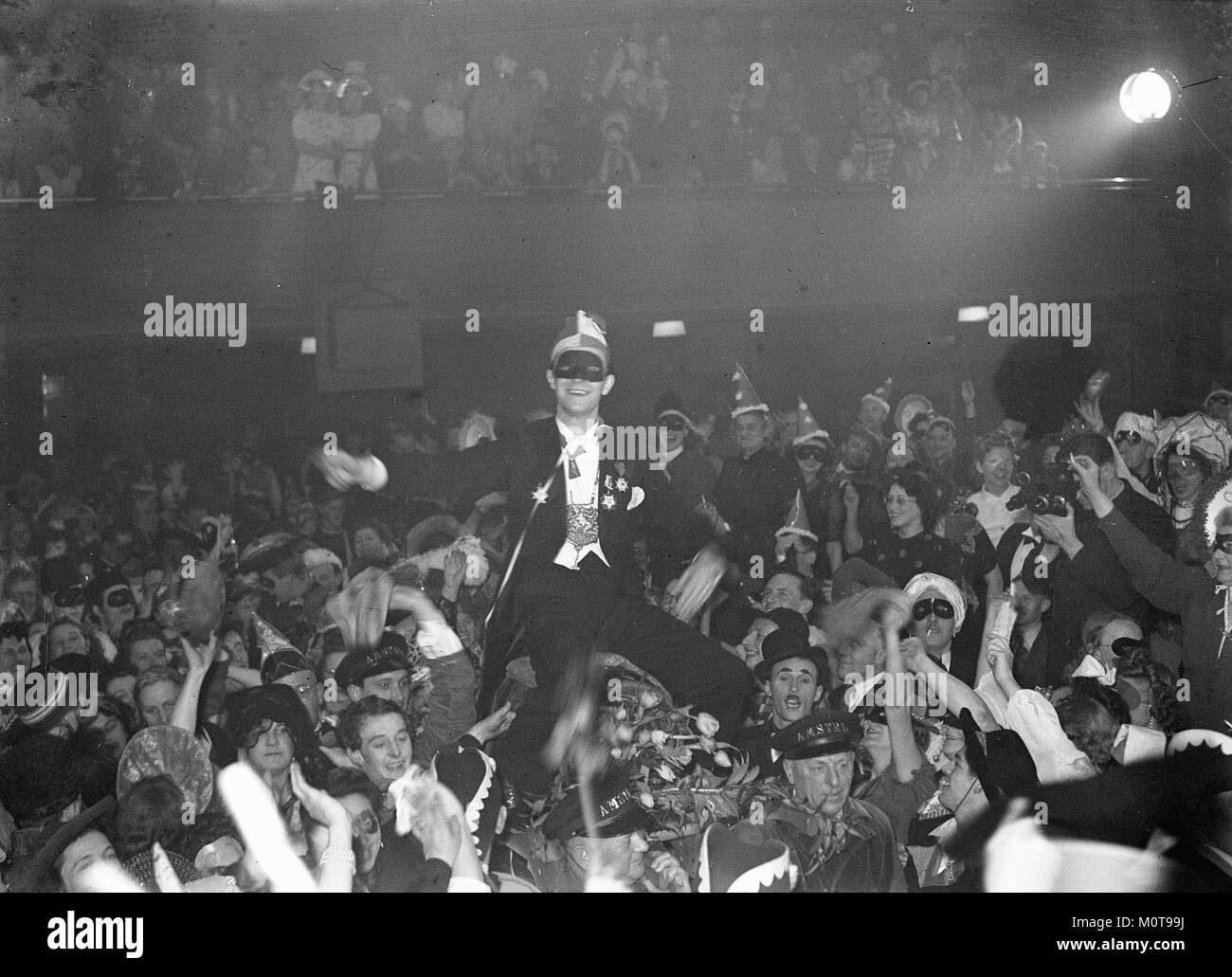 Questa immagine raffigura la celebrazione del Carnaval a Kras, una regione nota per le sue vivaci e colorate feste. L'evento mette in mostra la cultura locale, la musica e la danza. Foto Stock