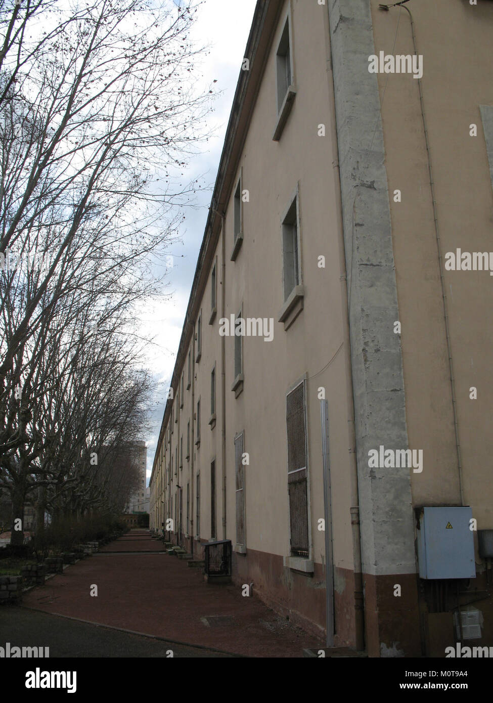 La Caserne Sergent Blandan è una caserma militare situata in Francia, probabilmente intitolata a una figura storica, Sergent Blandan. Ha un significato nella storia militare e architettonica, avendo servito come installazione militare. Foto Stock