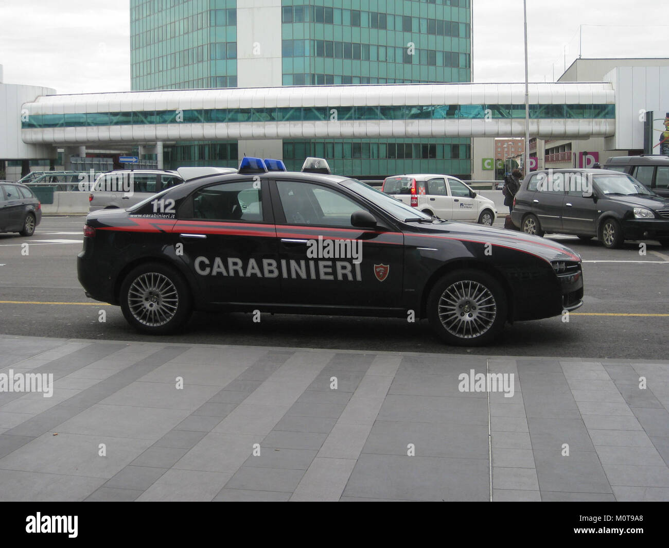 I Carabinieri Alfa Romeo si riferiscono ai veicoli utilizzati dai Carabinieri italiani, la gendarmeria nazionale d'Italia. I veicoli, spesso modelli Alfa Romeo, sono utilizzati per le forze dell'ordine, le pattuglie e la pubblica sicurezza. Foto Stock