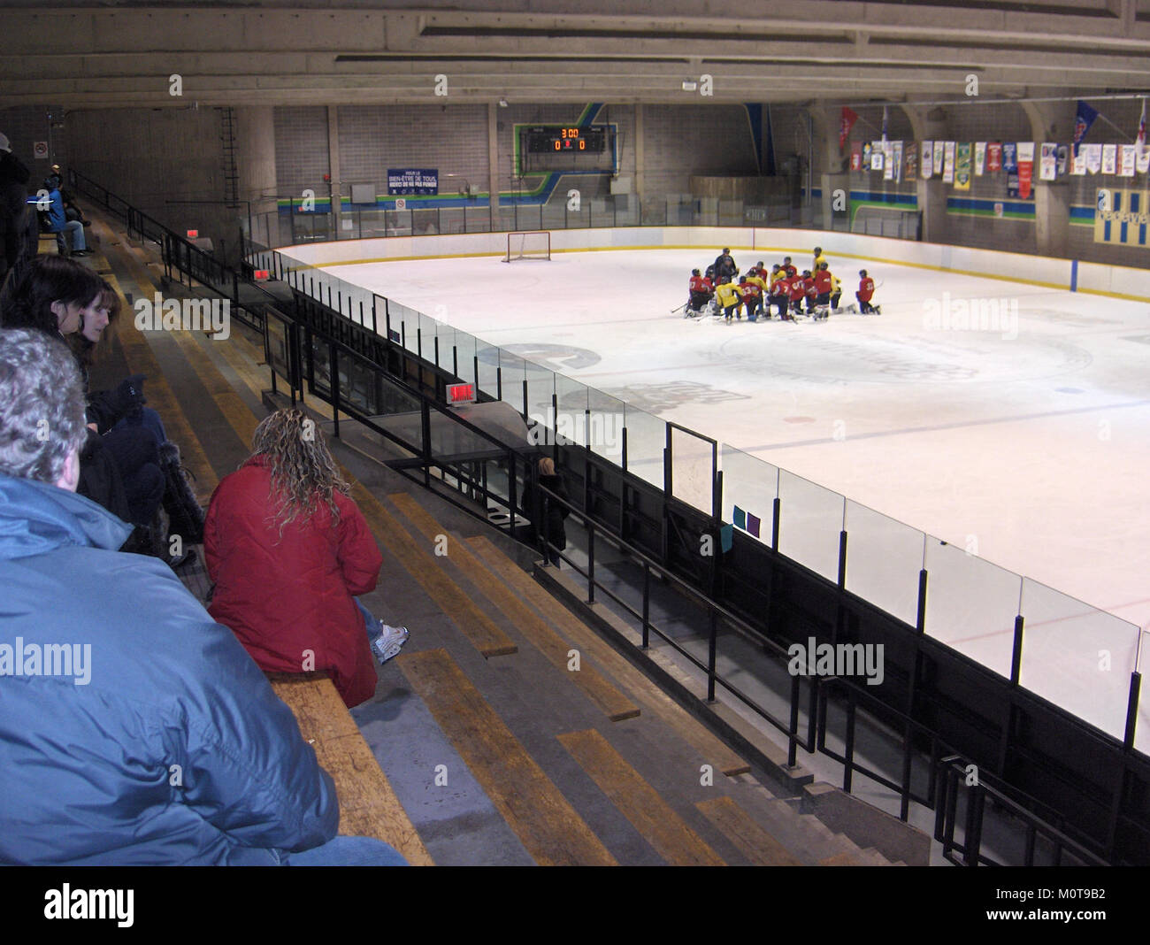 Il Centre Ã tienne-Desmarteau è una famosa pista di pattinaggio su ghiaccio a Montreal, Canada, famosa per i suoi eventi sportivi sul ghiaccio e la sua importanza storica nella cultura sportiva della città. Foto Stock