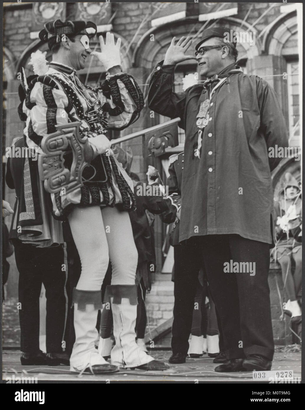 Il Carnaval del 1967 ha visto due importanti ospiti sul podio, catturati durante un momento festivo. L'immagine evidenzia il significato culturale dell'evento nei Paesi Bassi durante l'anno. Foto Stock