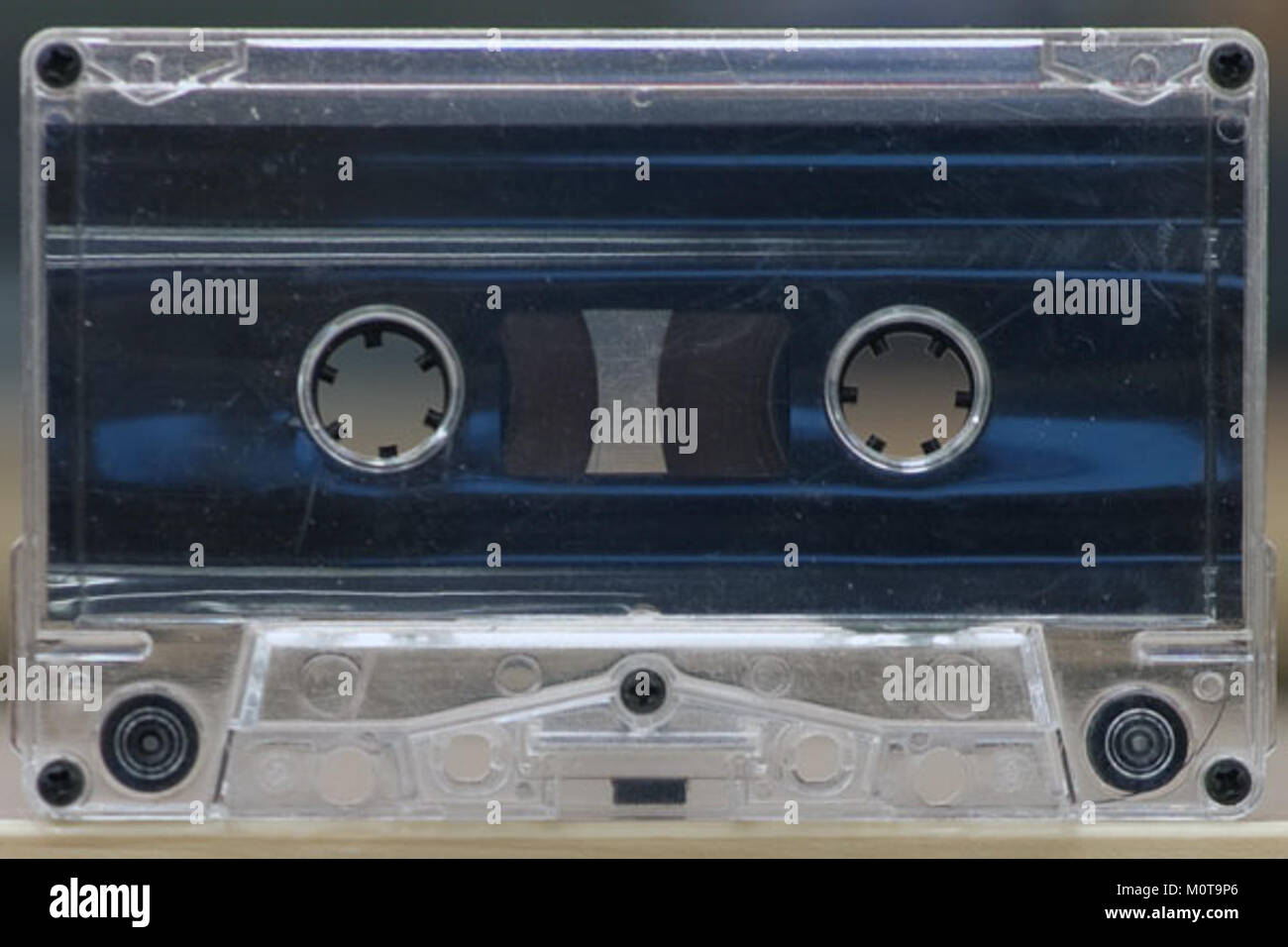 Cassette-tape 81922 si riferisce a un modello specifico o a un tipo di audiocassette, un mezzo ampiamente utilizzato dagli anni '1960 ai primi anni '2000 per la registrazione e la riproduzione di musica. Questi nastri sono caratterizzati da dimensioni compatte e da un'archiviazione su nastro magnetico, in grado di contenere registrazioni audio. Foto Stock