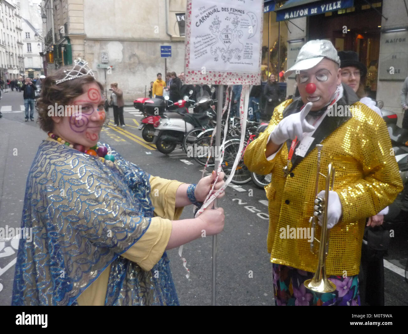 Una vibrante fotografia del Carnaval des Femmes del 2011, che mostra l'atmosfera festiva, i costumi e le espressioni culturali durante l'evento di carnevale incentrato sulle donne. Foto Stock