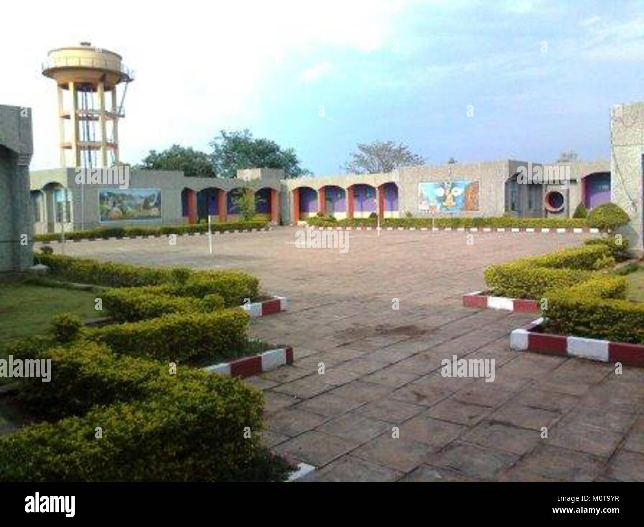 Center Academic JNV Nuapada è un'istituzione educativa con sede a Nuapada, India. Funge da centro per l'eccellenza accademica, fornendo agli studenti un ambiente di apprendimento completo. La scuola offre vari programmi e promuove lo sviluppo di materie chiave per preparare gli studenti alle sfide future. Foto Stock