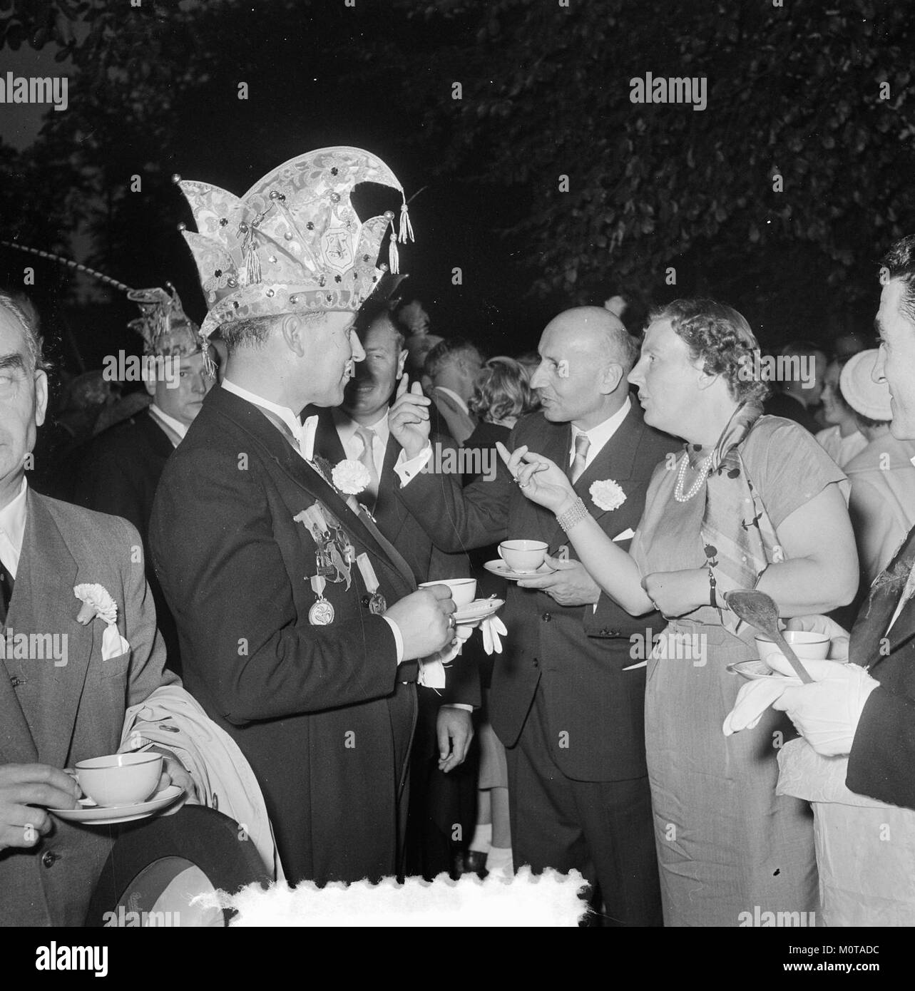 Questa immagine raffigura un'atmosfera da carnevale a Soestdijk, un palazzo reale nei Paesi Bassi. Mostra i Limburgers in visita durante un evento festivo, catturando lo spirito vivace dell'occasione. Foto Stock