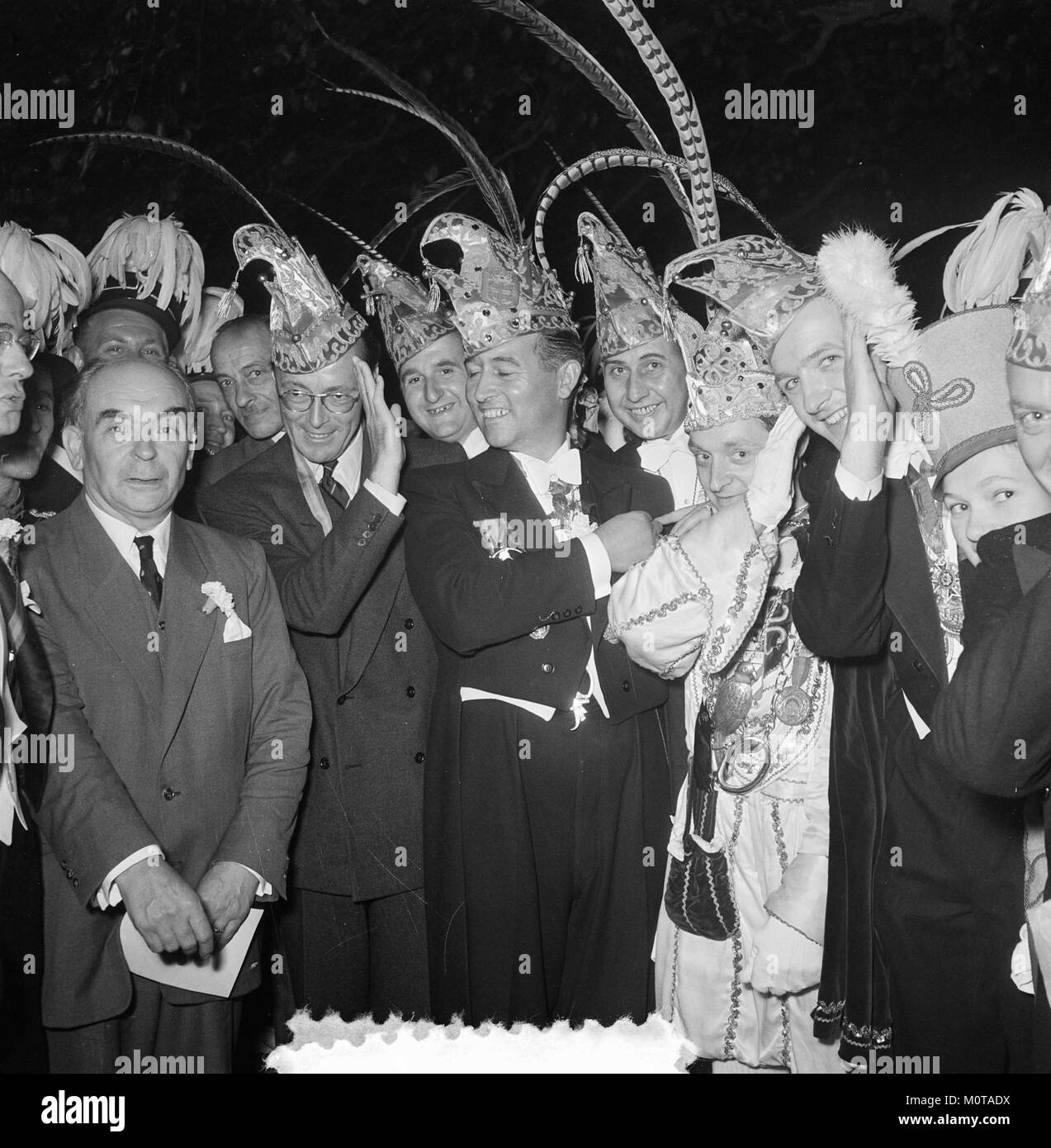 Una fotografia che cattura l'atmosfera del carnevale durante la visita dei Limburgers al Palazzo Soestdijk. L'immagine mostra costumi tradizionali, feste e scambi culturali tra le comunità olandesi e belghe. Foto Stock