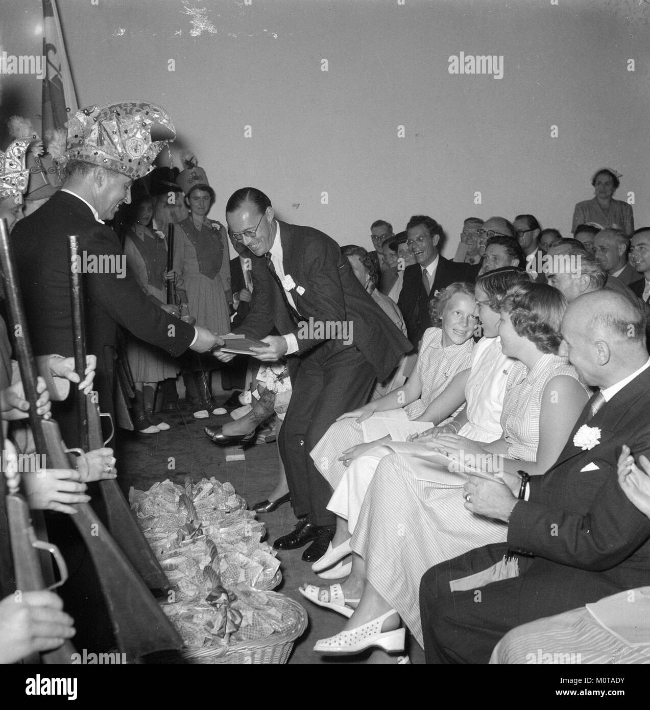 L'immagine cattura l'atmosfera festosa di un carnevale a Soestdijk, con Limburgers in visita. L'evento riflette le tradizioni locali e gli scambi culturali durante una celebrazione nei Paesi Bassi. Foto Stock