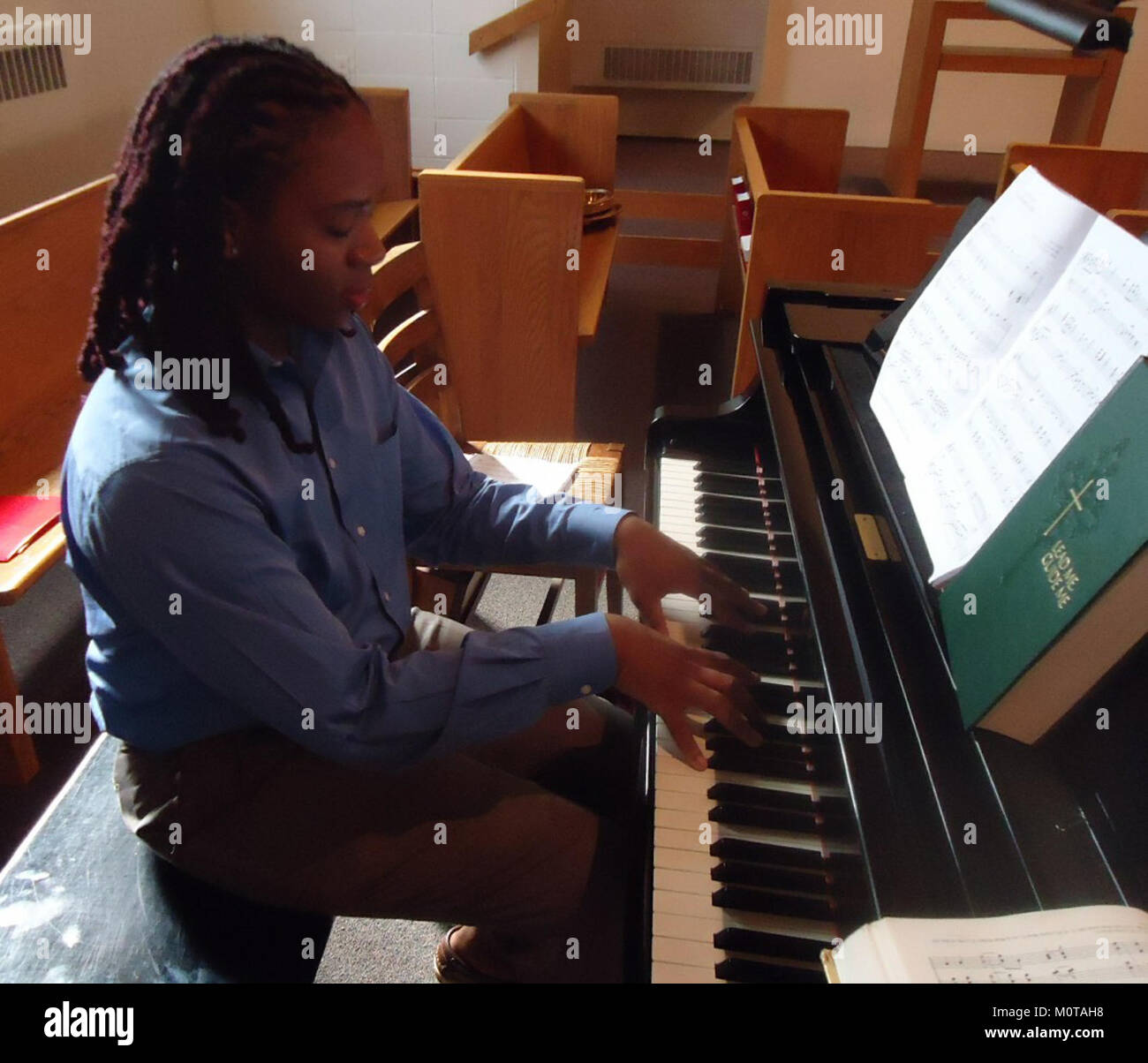 Questo memoriale onora Capitola Dickerson, con particolare attenzione al pianista e cantante Elijah Griffith, riconoscendo i suoi contributi alla musica e alle performance. Foto Stock