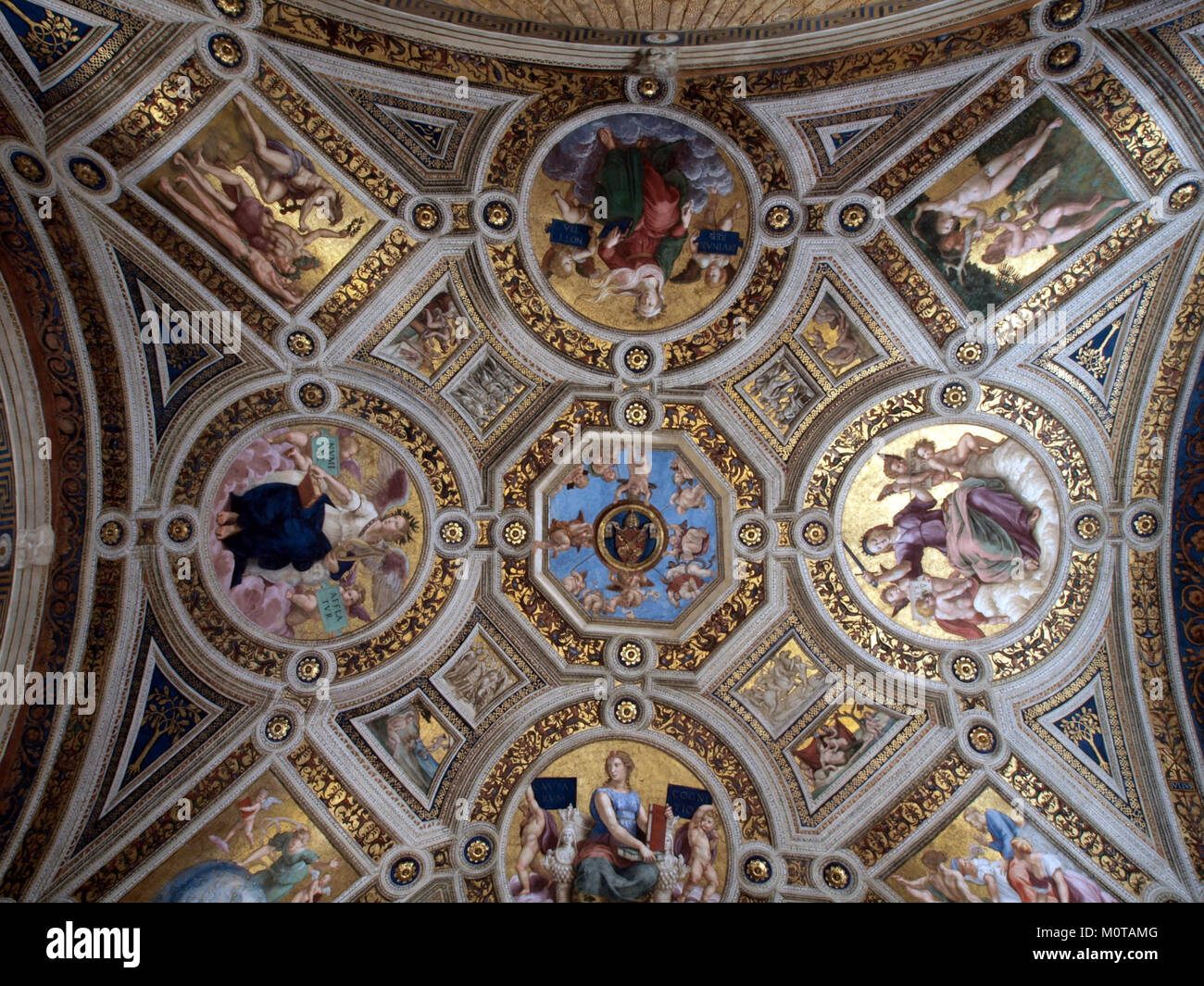 Questa foto del soffitto si riferisce probabilmente a una fotografia artistica o architettonica che mostra un design o un ornamento del soffitto. L'etichetta "NUMI ne AFFLA TUR" può indicare riferimenti specifici o dettagli del catalogo. Foto Stock