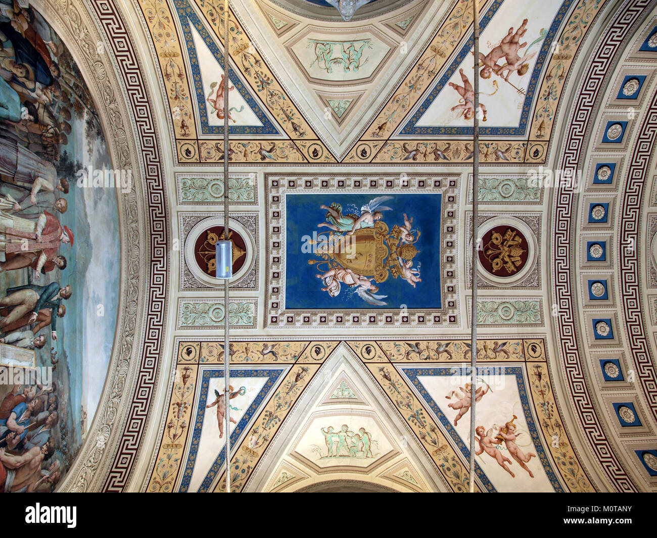 Questa è una fotografia che mostra il soffitto di uno spazio particolare, probabilmente evidenziando il design architettonico, i motivi o le caratteristiche degli interni. Tali immagini spesso catturano elementi ornamentali o artistici dei soffitti in ambienti storici o moderni. Foto Stock