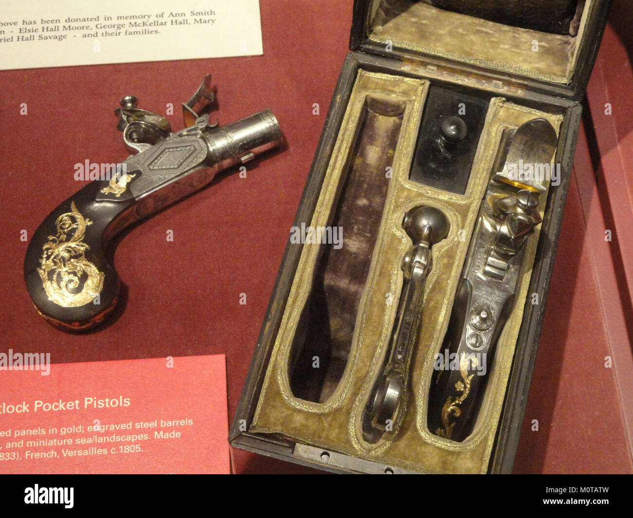 L'immagine mostra un paio di pistole tascabili con lucchetto scatolato realizzate da Nicolas Noel Boutet a Versailles intorno al 1805. Queste pistole sono dotate di impugnature ebony e di botti in acciaio con intricate incisioni, che rappresentano la raffinata maestria artigianale dell'epoca. Foto Stock