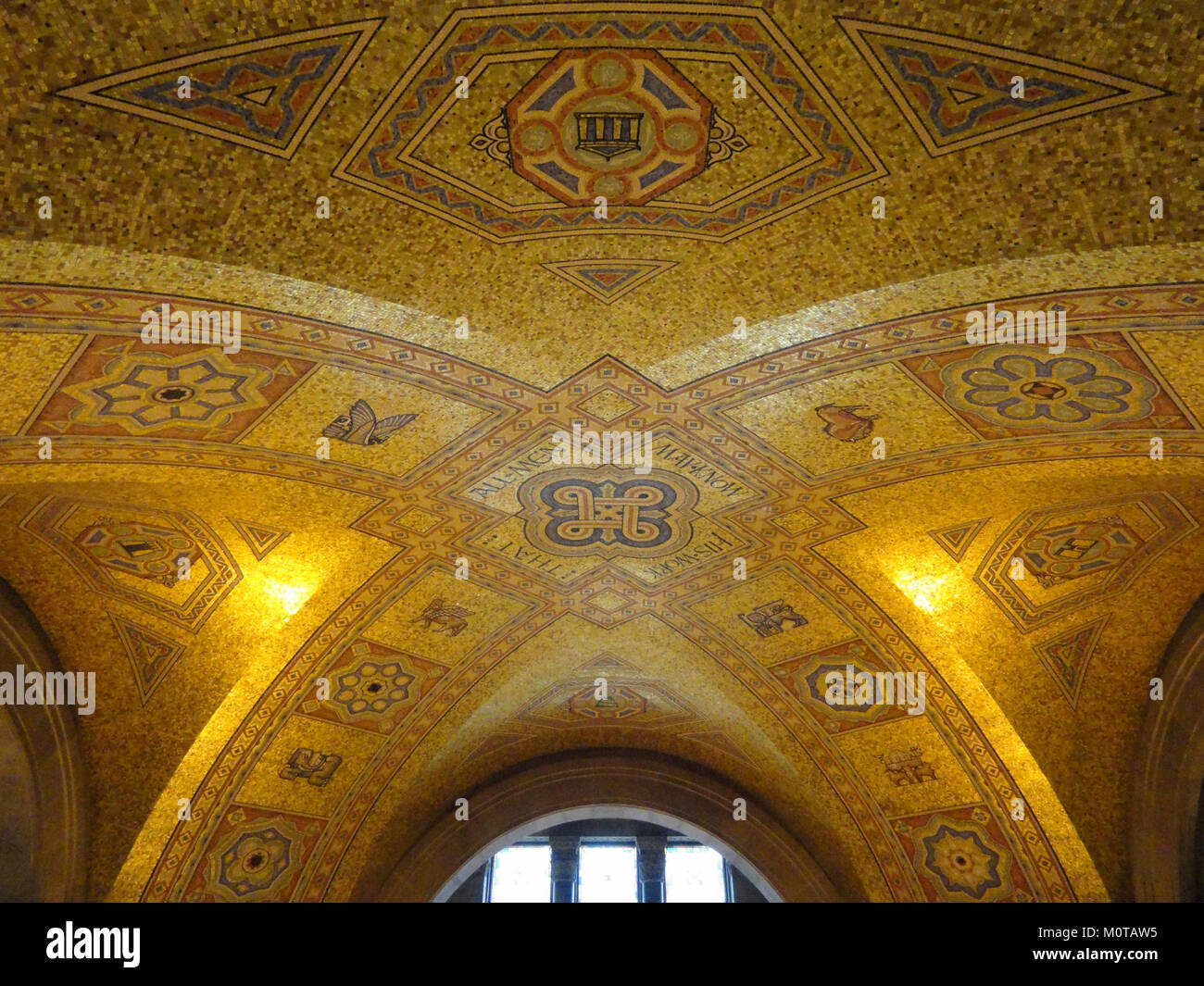 Soffitto del Royal Ontario Museum, DSC00217, un'immagine che cattura il design architettonico del soffitto del museo. Foto Stock