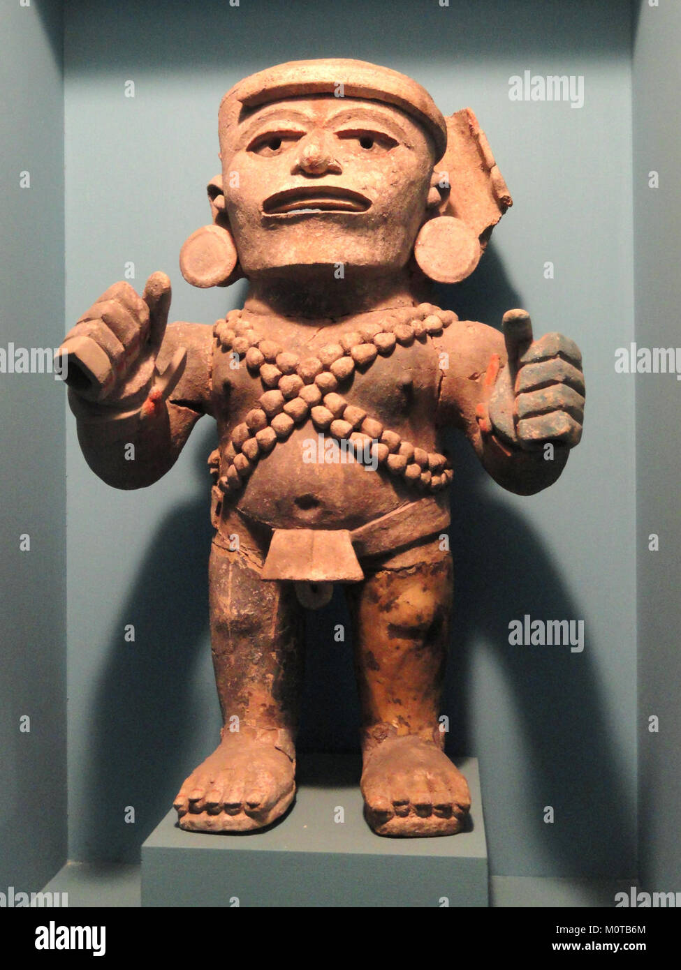 Questa scultura in ceramica del tardo Classico Maya fa parte della collezione mesoamericana del Museo americano di storia naturale. La scultura riflette gli stili artistici e l'artigianato della civiltà Maya durante questo periodo, fornendo informazioni sulle loro pratiche culturali e religiose. Foto Stock