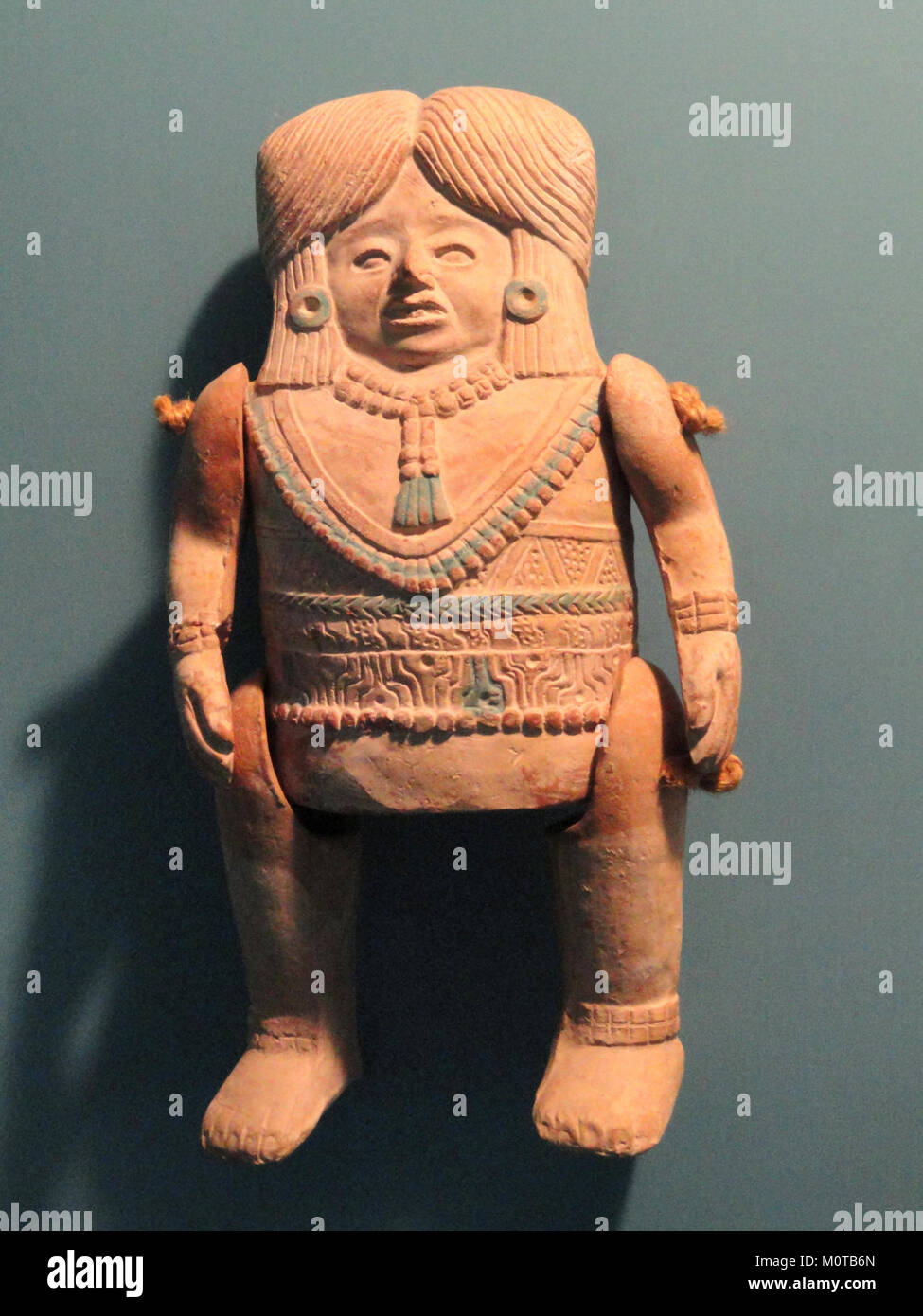 Una scultura in ceramica del tardo Classico Maya, in mostra presso il Museo americano di storia naturale, che mostra le conquiste artistiche e culturali della civiltà Maya. Foto Stock