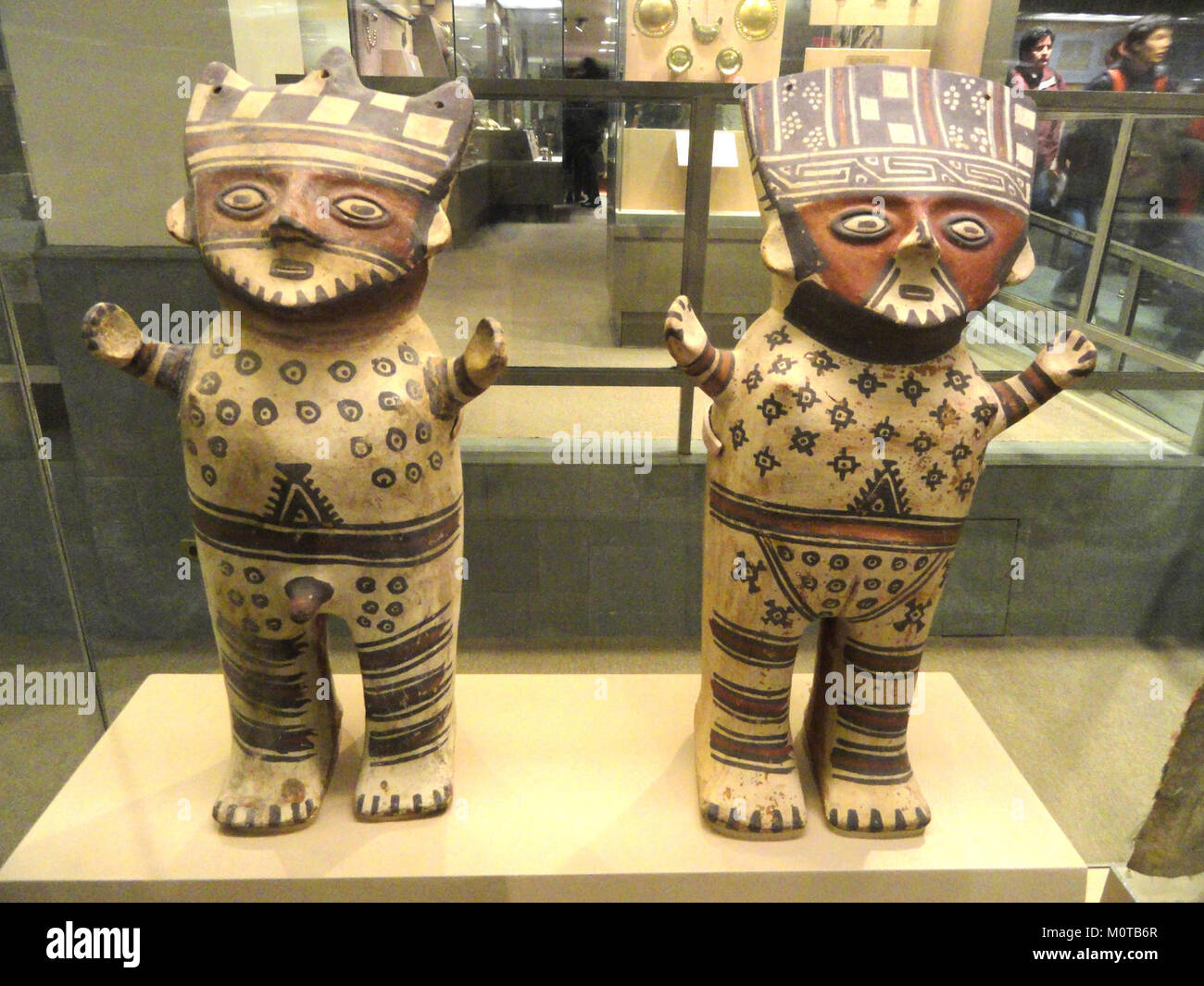 La ceramica di Chancay, comprese le statuette in ceramica, è esposta all'American Museum of Natural History. Questi manufatti rappresentano l'arte della cultura Chancay nell'antico Perù. Foto Stock