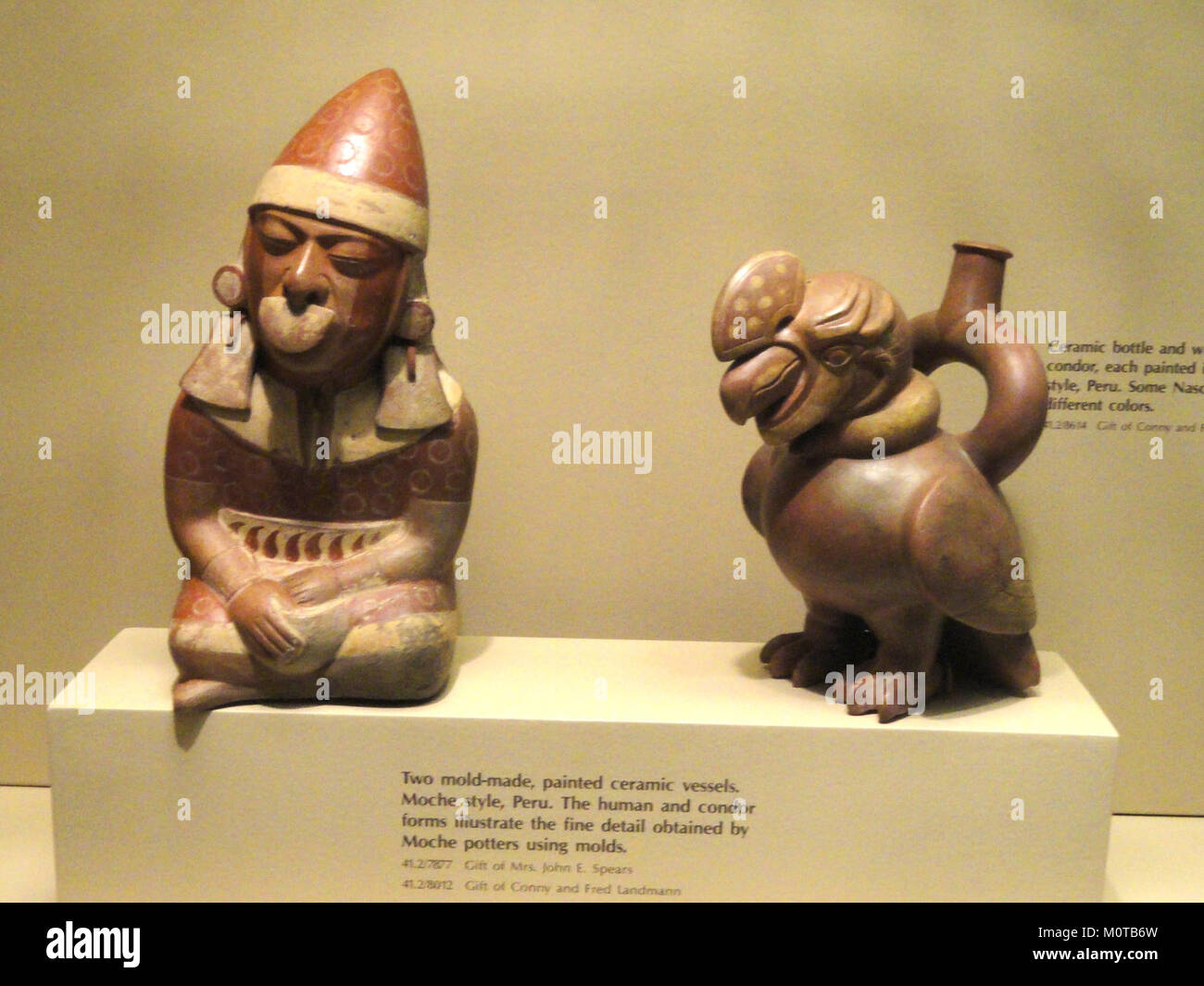 Questa immagine mostra vasi in ceramica stampati, parte della ceramica Moche, in mostra all'American Museum of Natural History. La civiltà Moche, dall'antico Perù, è conosciuta per le sue ceramiche altamente dettagliate ed espressive, spesso raffiguranti figure umane, animali e divinità. Questi vasi sono esempi significativi di arte e cultura precolombiana. Foto Stock