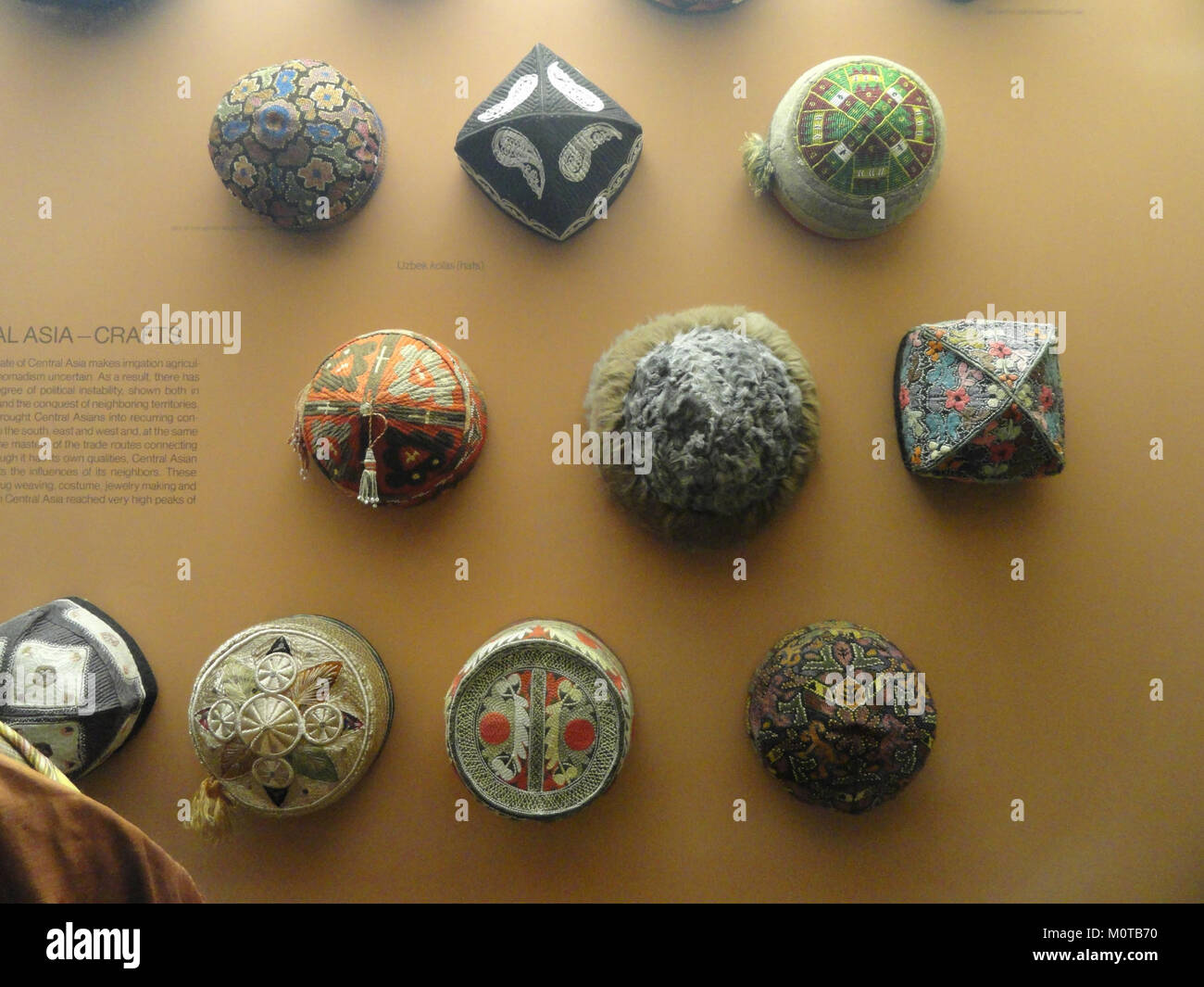 Questa immagine mostra vari cappelli dell'Asia centrale, esposti nell'American Museum of Natural History (AMNH), che rappresentano le diverse tradizioni culturali dell'Asia centrale. Foto Stock