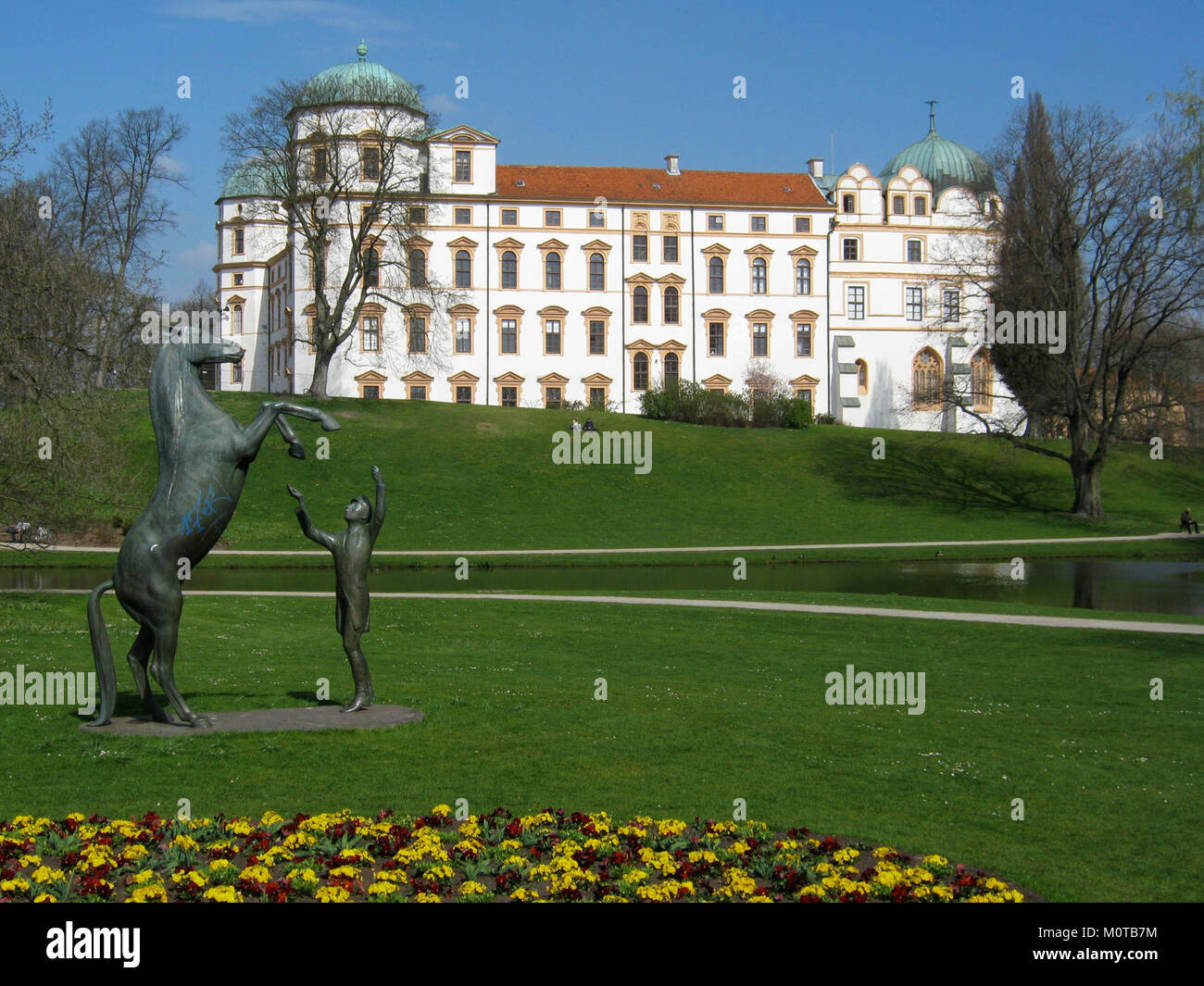 Una fotografia della statua "Schloss und Wohlklang" situata nella cantina di un edificio storico, che mette in risalto i suoi dettagli artistici. Foto Stock