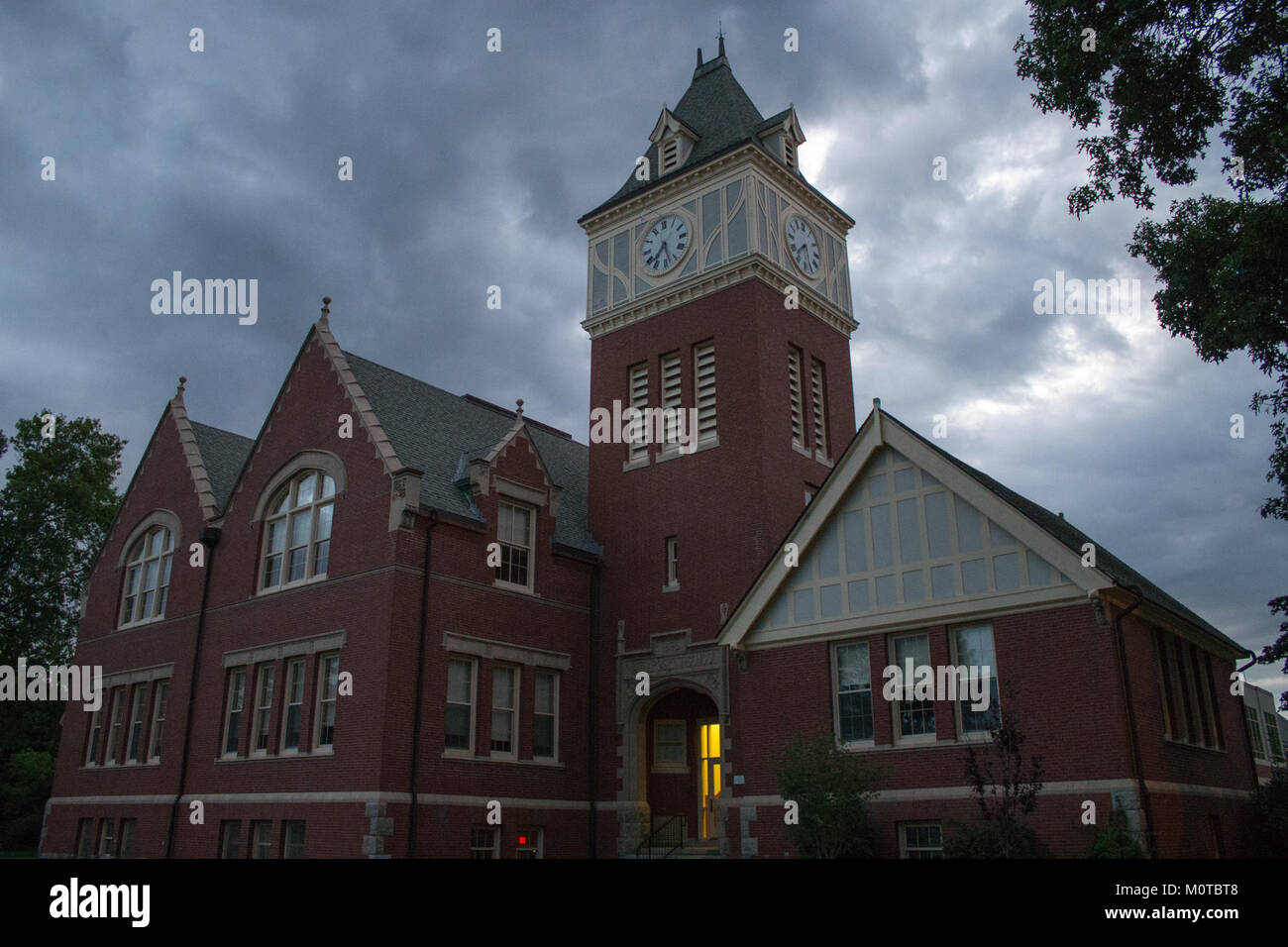 Center School è un'istituzione educativa che serve la comunità locale, offrendo opportunità di apprendimento per gli studenti. Si impegna a garantire l'eccellenza accademica e a promuovere un ambiente di supporto e inclusivo per tutti gli studenti. Foto Stock