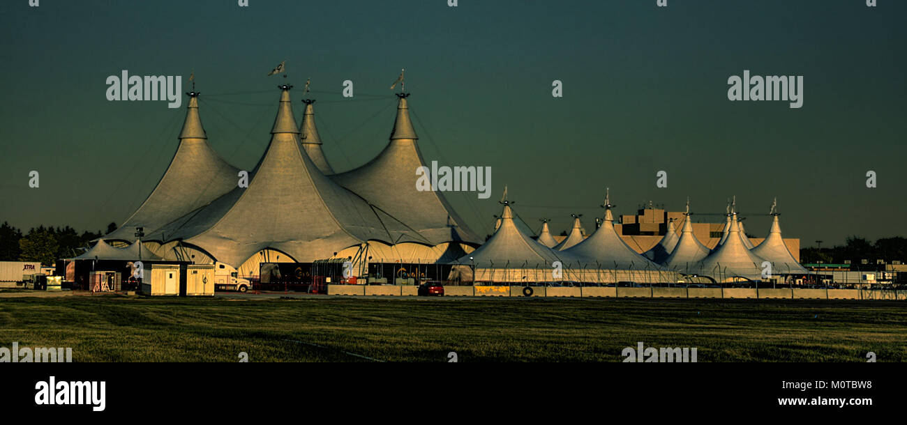 Questa immagine mostra le tende di Cavalia, uno spettacolo equestre di fama mondiale, allestito a Edmonton, Alberta. L'allestimento mette in risalto le dimensioni e lo spettacolo dello spettacolo. Foto Stock
