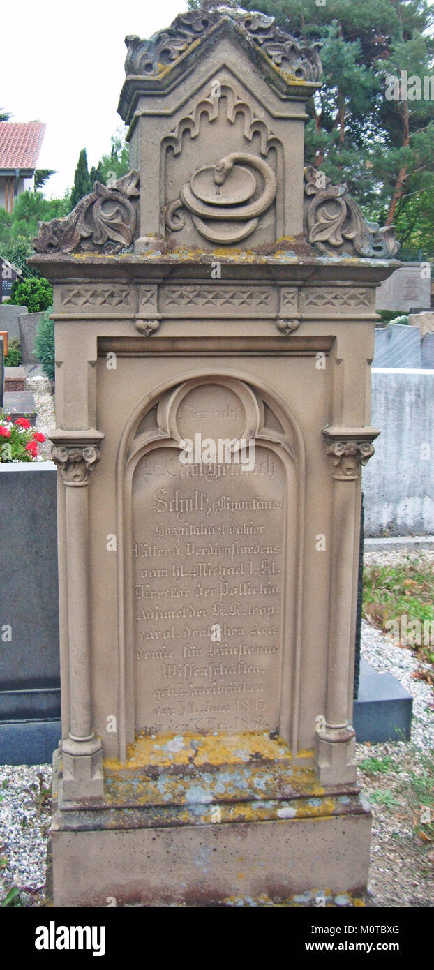 Carl Heinrich Schultz era una figura notevole, e la sua lapide, situata in un cimitero, serve come segno storico per commemorare la sua vita e i suoi contributi. La sua tomba è parte del patrimonio locale e della memoria. Foto Stock