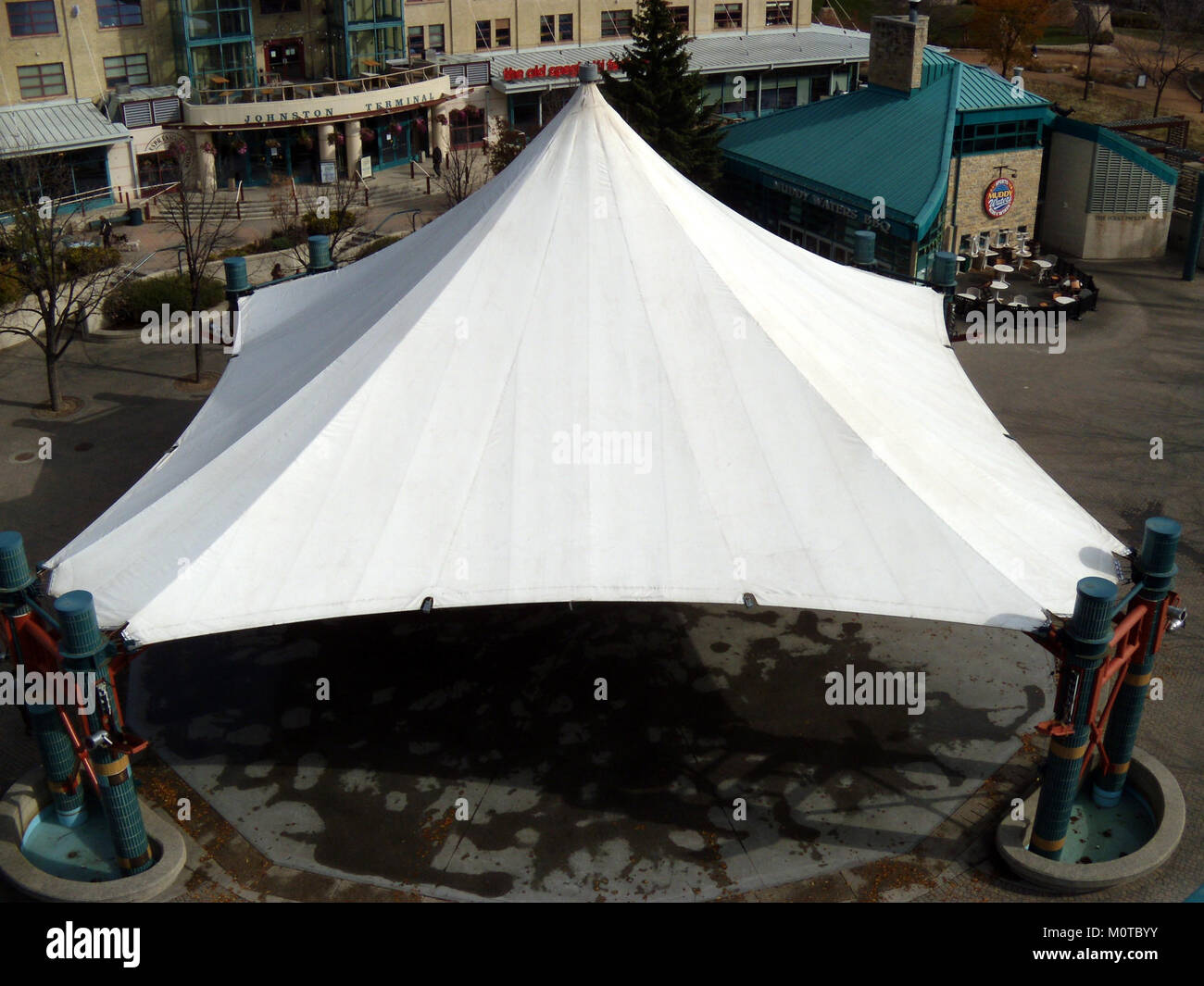 Il Canopy at the Forks a Winnipeg, Manitoba, è una struttura iconica che fa parte del sito storico nazionale di Forks. È noto per il suo design architettonico e funge da punto di riferimento culturale e ricreativo in città. Foto Stock