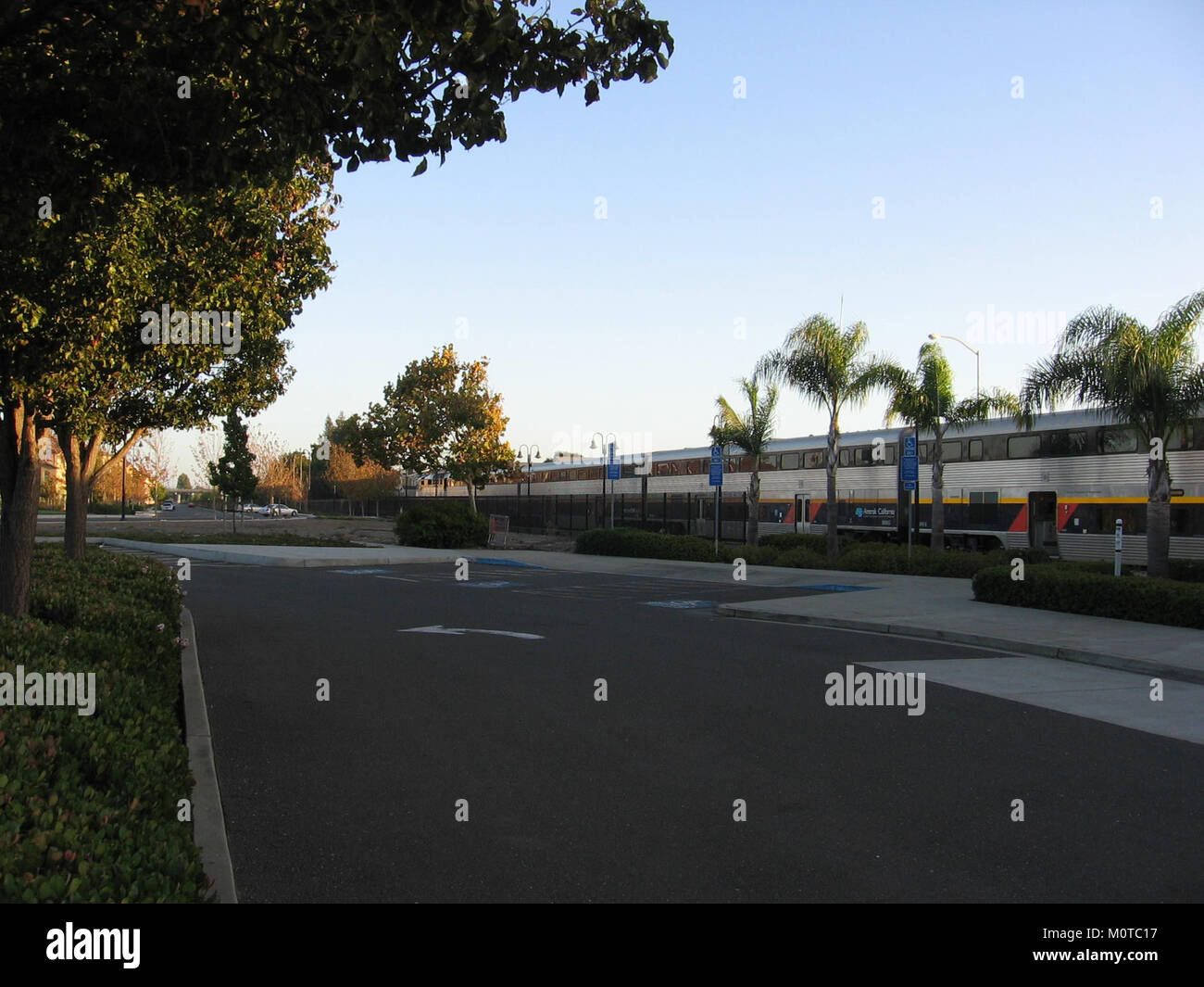 Una fotografia di un treno Capitol Corridor che passa attraverso Hayward, California, parte del servizio ferroviario regionale passeggeri. Foto Stock