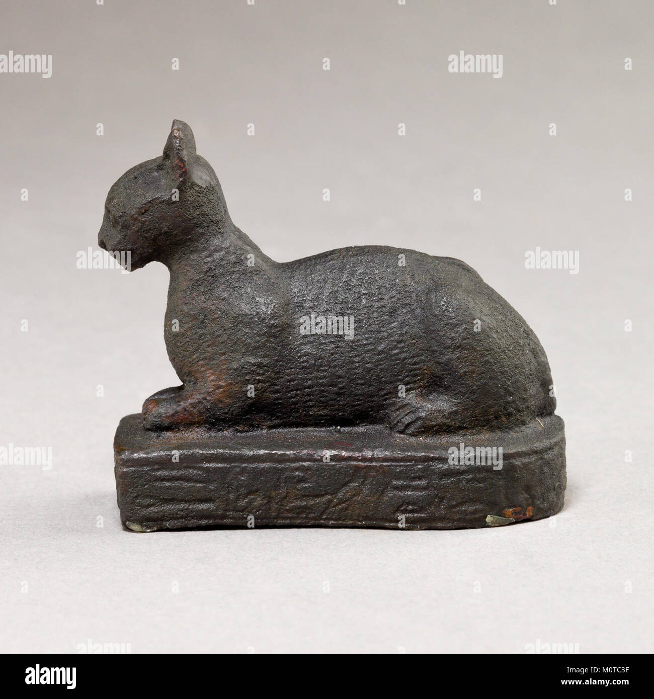 Questa antica statua egizia presenta un gatto posto su una base inscritta per la dea Bastet. Bastet era la divinità della casa, della fertilità e della protezione nell'antica religione egizia. Foto Stock