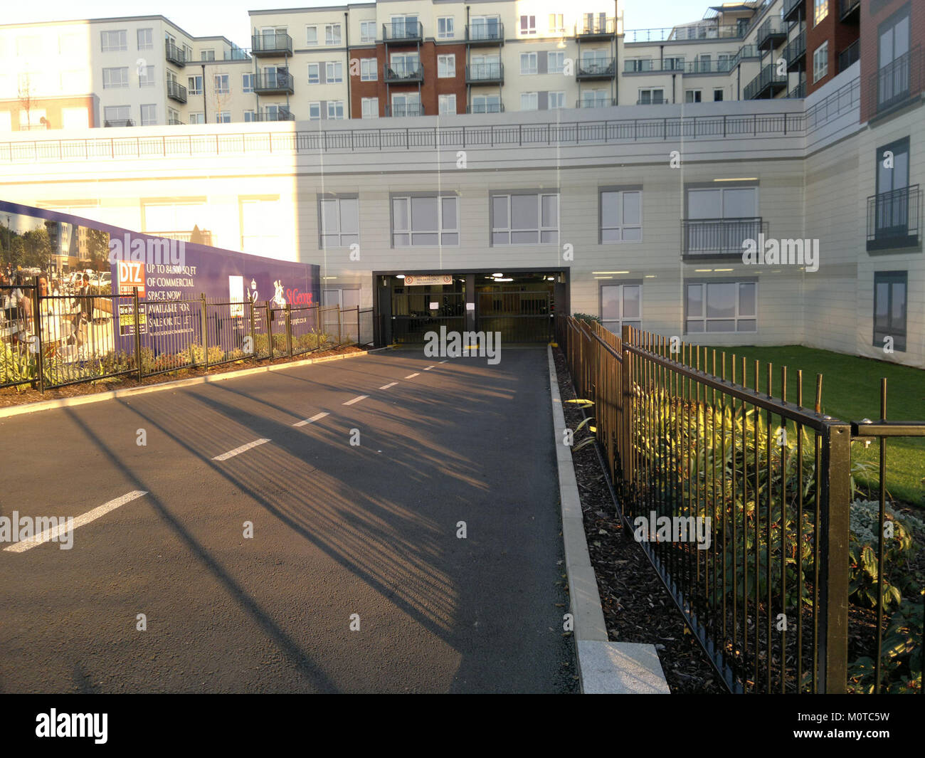 Ingresso del parco auto Envoy House, Beaufort Park, Colindale, London NW9, 14 novembre 2012 (5) Foto Stock