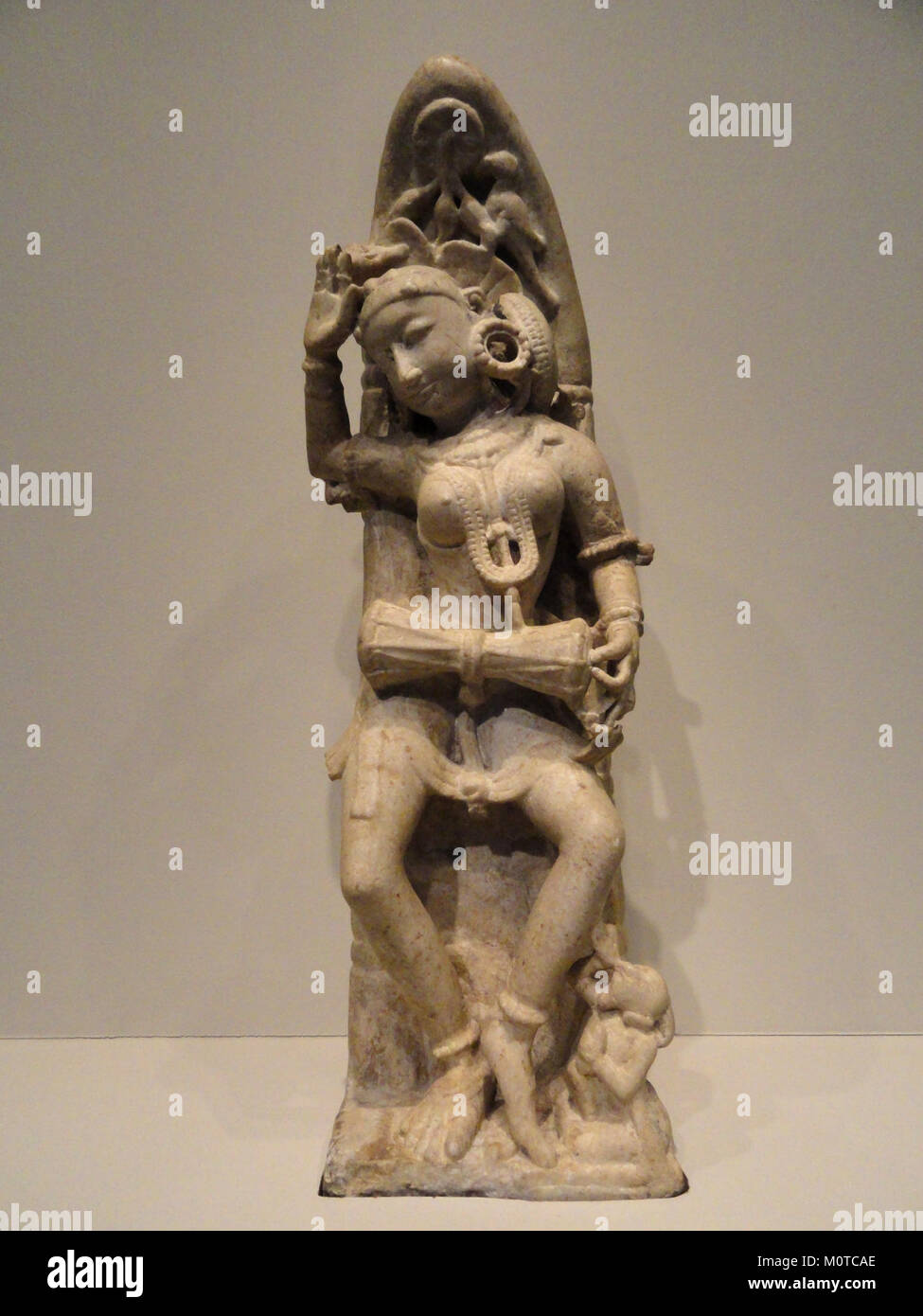 Il "tamburo Celestiale" è una scultura in marmo del XIII secolo proveniente dall'India occidentale. Raffigura un essere celeste che suona un tamburo, mostrando il ricco patrimonio artistico e religioso della regione. Foto Stock