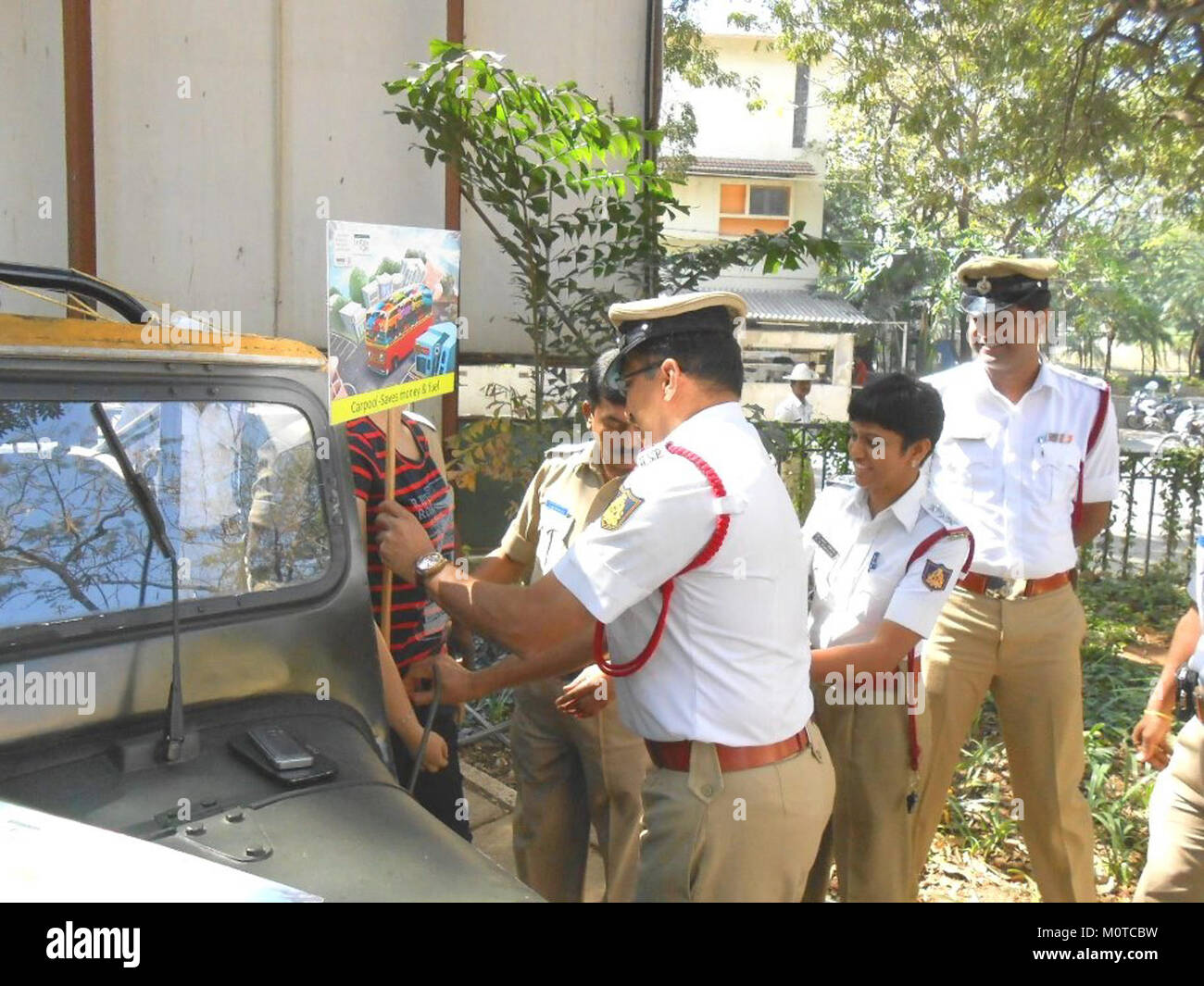 La campagna Car pooling promuove il trasporto sostenibile incoraggiando le giostre condivise, con l'obiettivo di ridurre il traffico e l'impatto ambientale. Foto Stock