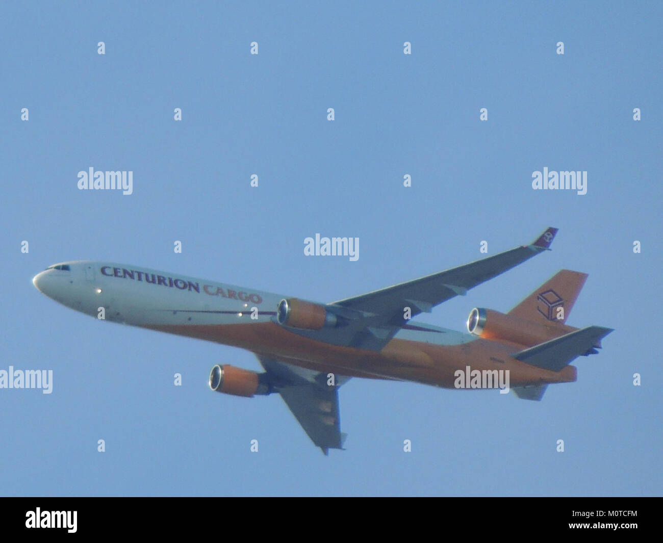 Centurion Air Cargo era un'importante compagnia aerea cargo nota per i suoi servizi specializzati di trasporto aereo di merci. Ha svolto un ruolo cruciale nel trasporto globale fornendo soluzioni di trasporto aereo affidabili per vari settori. Foto Stock