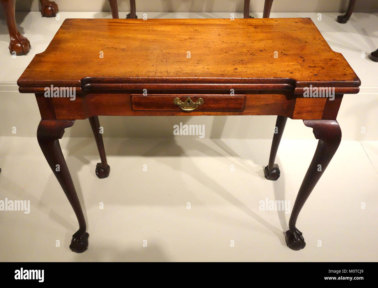 Un tavolo per carte realizzato da Benjamin Frothingham Jr. A Charlestown, Massachusetts, tra il 1755 e il 1790, realizzato in mogano, pino bianco, e pino giallo, esposto al Winterthur Museum. Foto Stock