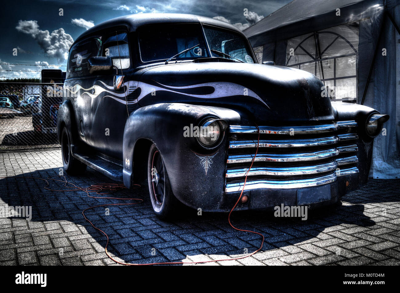 Una classica auto d'epoca, identificata dall'immagine numero 23956796629, esemplifica il design automobilistico di un'epoca passata, riflettendo lo stile e l'ingegneria del suo tempo. Foto Stock