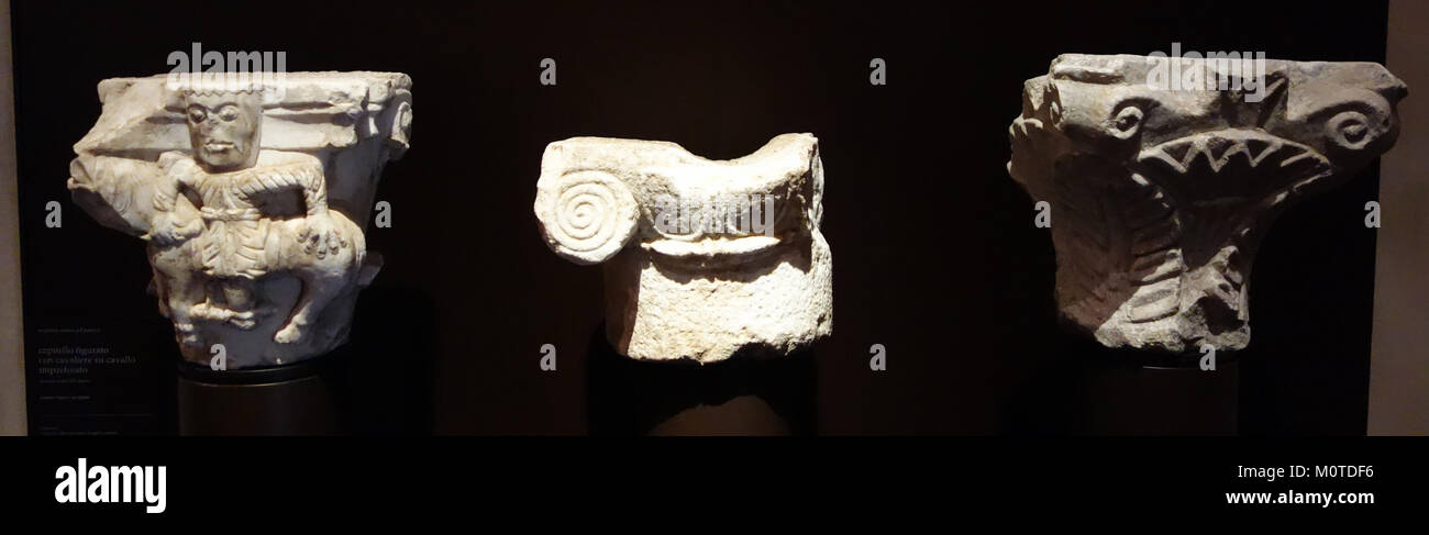 Questa scultura del XII secolo rappresenta un cavaliere in stile capitolare, influenzato da elementi architettonici ionici e neocorinzi. Realizzato in marmo, è ospitato nel Museo Diocesano di Genova, Italia, che espone arte medievale e design architettonico. Foto Stock