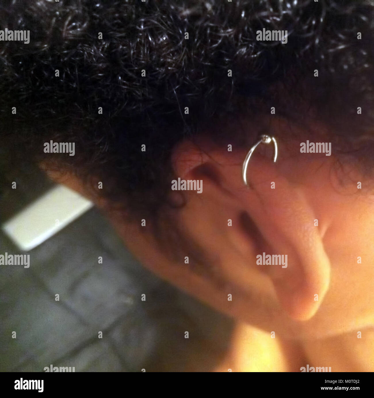 Un anello di perline prigioniero è un tipo di gioielleria per il corpo che presenta un piccolo perline tenuto in posizione da un anello. È comunemente usato nei piercing come il naso, l'orecchio e le labbra. Foto Stock