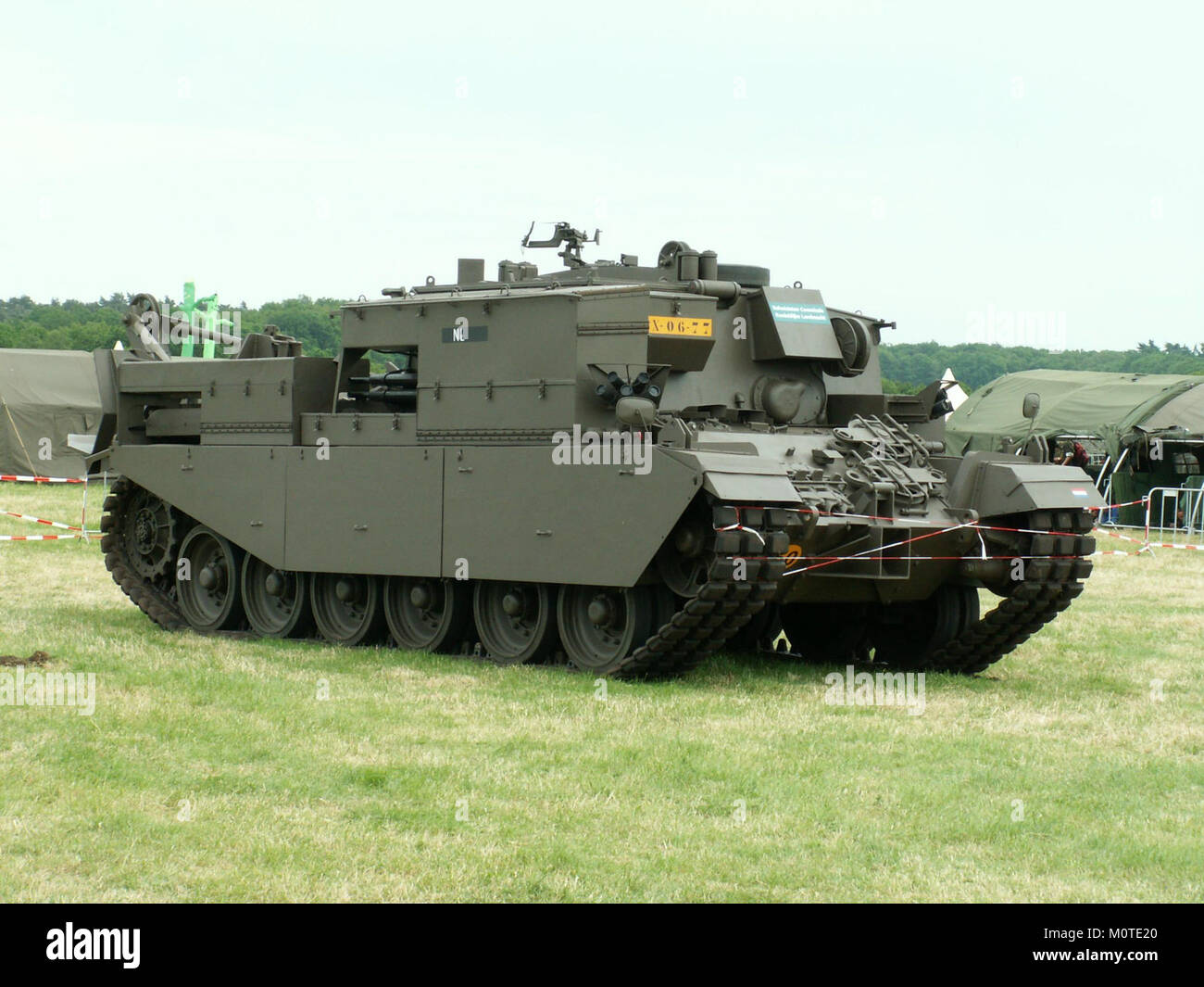 Il Centurion Bergingstank è un veicolo di recupero utilizzato dall'esercito olandese. È progettato per operazioni di recupero sul campo di battaglia, giocando un ruolo fondamentale nella logistica militare e nel supporto durante le operazioni. Foto Stock