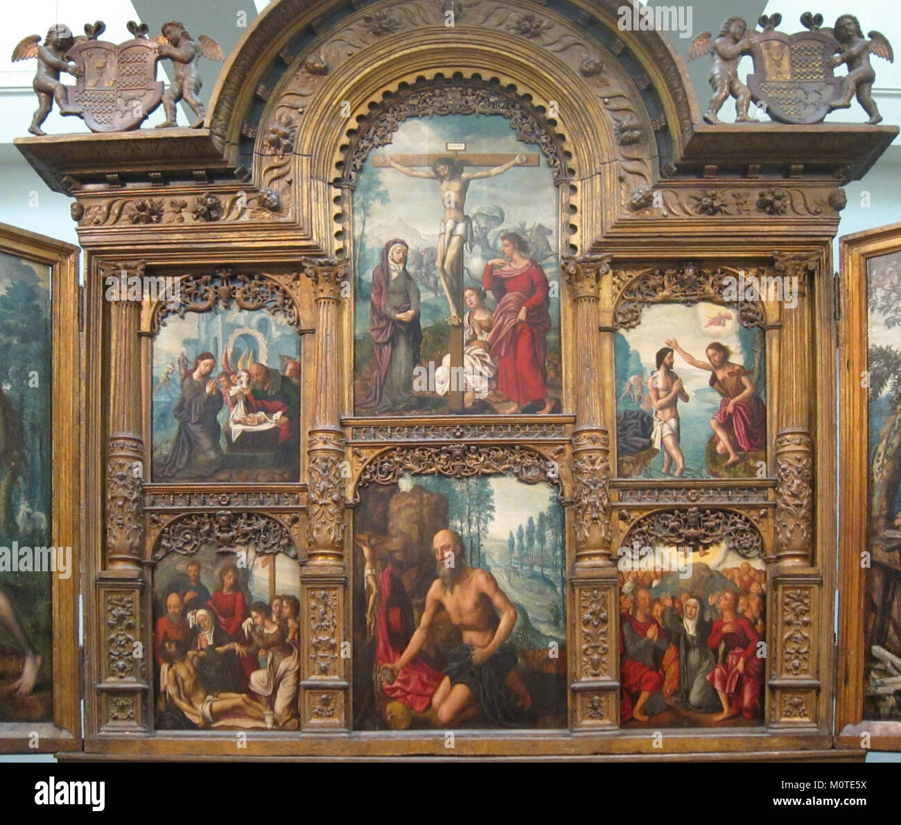 I pannelli centrali della "Tendilla Retablo" raffigurano scene religiose tipiche delle pale d'altare del Rinascimento spagnolo. Il retablo è un'opera d'arte significativa trovata in una chiesa spagnola, che illustra narrazioni bibliche e iconografia religiosa. Foto Stock I pannelli centrali della "Tendilla Retablo" raffigurano scene religiose tipiche delle pale d'altare del Rinascimento spagnolo. Il retablo è un'opera d'arte significativa trovata in una chiesa spagnola, che illustra narrazioni bibliche e iconografia religiosa. Foto Stock