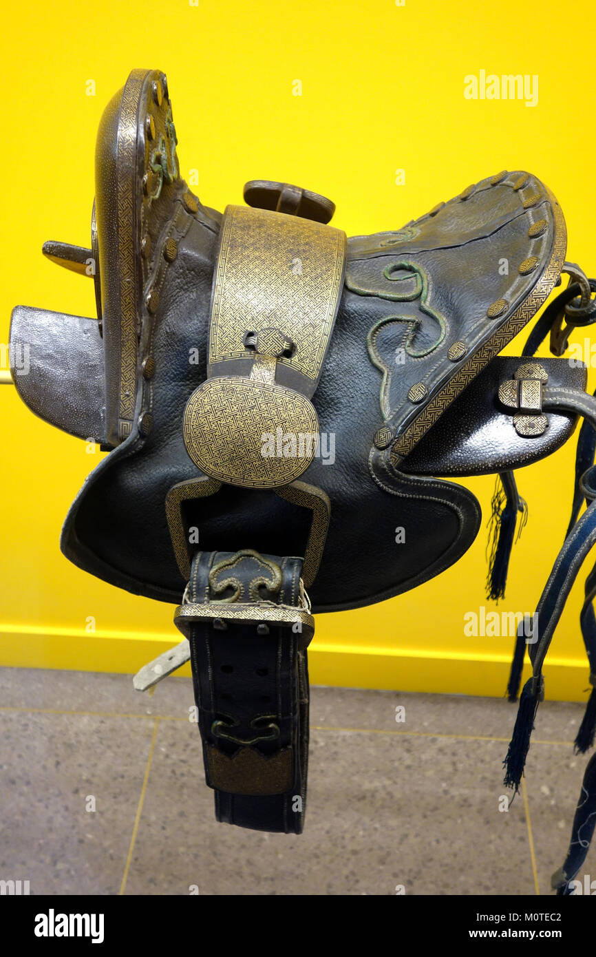 Questa carrozza della dinastia Qing del XIX secolo e le sue decorazioni, realizzate in pelle, feltro e ferro con intarsi d'oro, rappresentano l'artigianato e il lusso dell'epoca. Fa parte della collezione del Royal Ontario Museum, che espone manufatti storici cinesi. Foto Stock