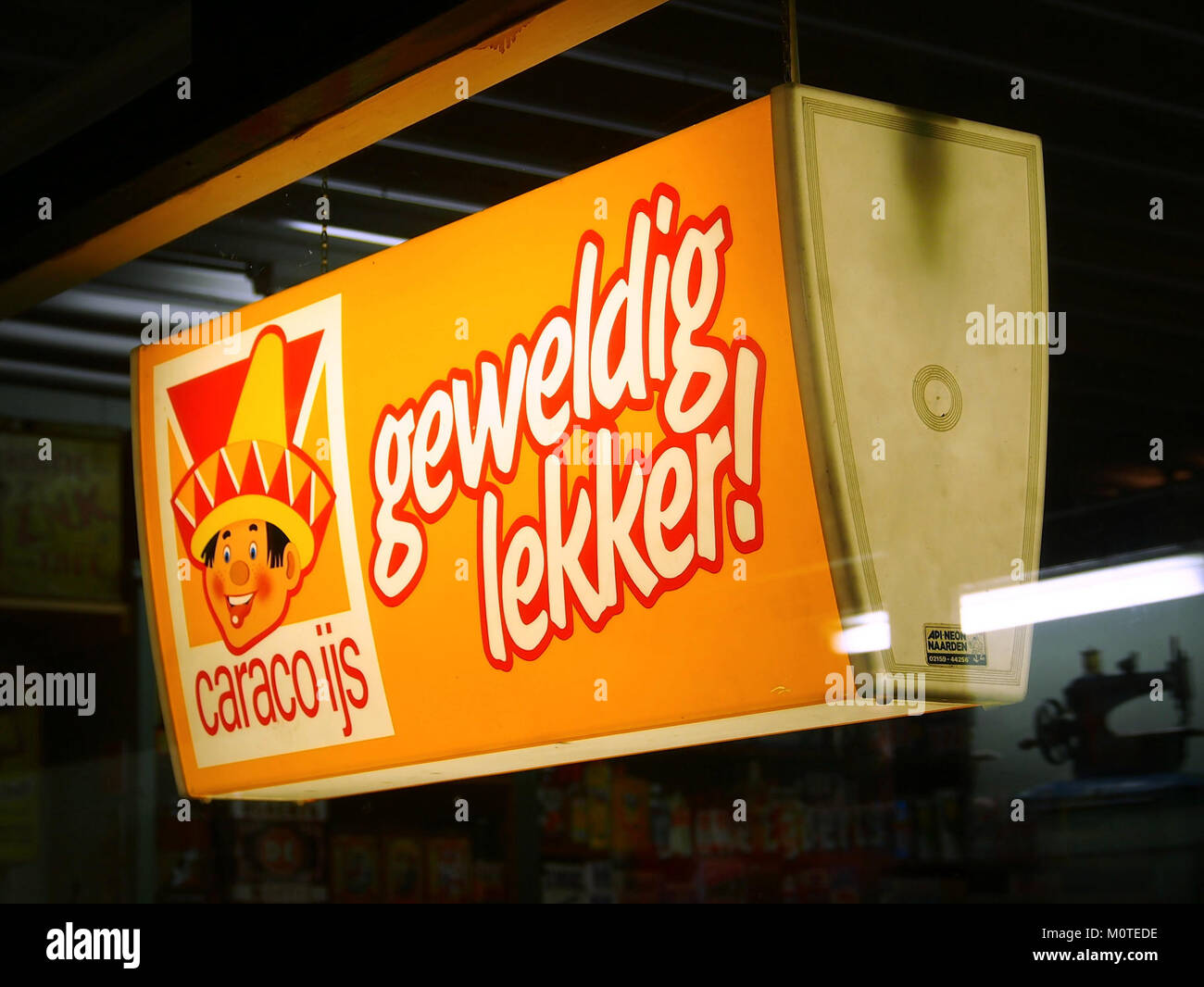 Caraco è un marchio che offre soluzioni di pubblicità leggera deliziose e innovative, note per la loro qualità e il loro impatto nel settore dei media visivi. Questa azienda è specializzata nella creazione di espositori luminosi di alta qualità per uso commerciale e pubblico. Foto Stock