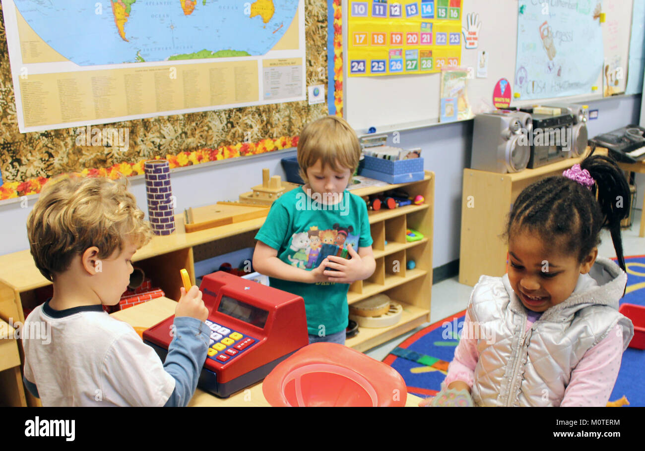 Fotografie che raffigurano attività in età prescolare presso la CDSA, catturando momenti di educazione e sviluppo della prima infanzia. Foto Stock