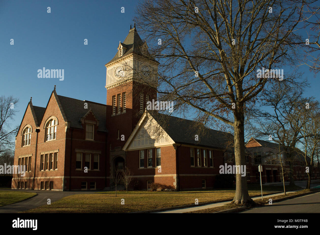 L'immagine mostra Center School durante la stagione invernale. La scuola è immersa in un ambiente innevato, con un'atmosfera unica della stagione che influisce sulla sua architettura e sui suoi dintorni. Foto Stock