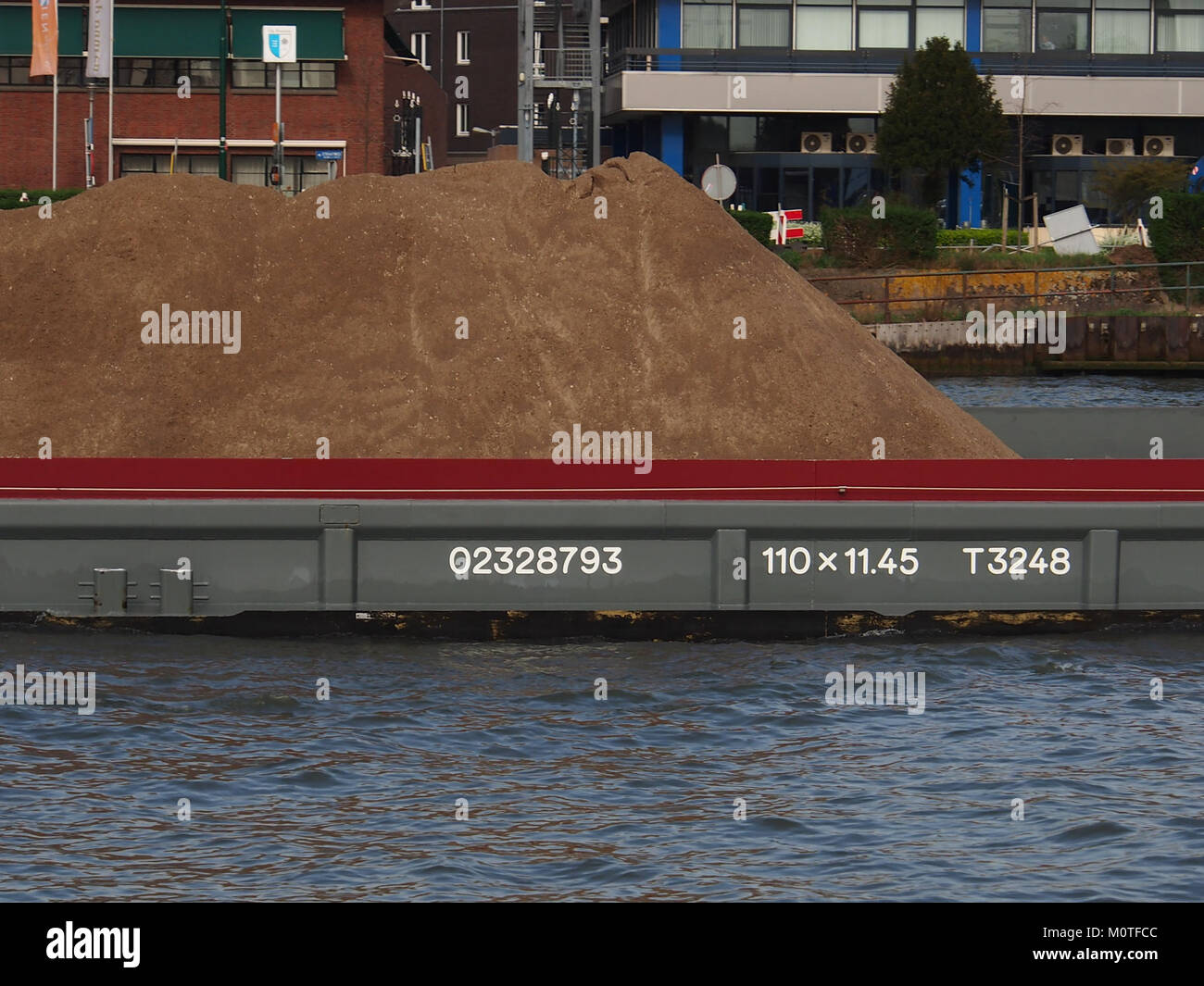 Casimir è probabilmente il nome di una nave, registrata con ENI 02328793, che naviga sul canale Amsterdam-Rijn. La fotografia mostra questa nave, che riflette l'uso operativo del canale per la navigazione e il trasporto. Foto Stock