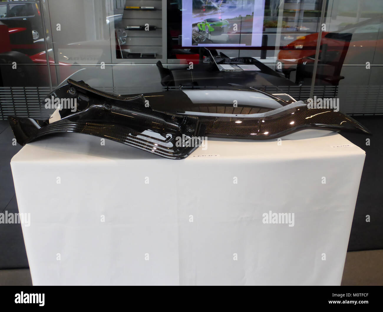 Un passaruota in fibra di carbonio, probabilmente di una McLaren 650S, è stato esposto presso lo showroom McLaren Osaka Hakko. La mostra mostra mostra l'ingegneria e il design avanzati del settore automobilistico, concentrandosi su materiali leggeri come la fibra di carbonio, che migliorano le prestazioni e l'estetica del veicolo. Foto Stock