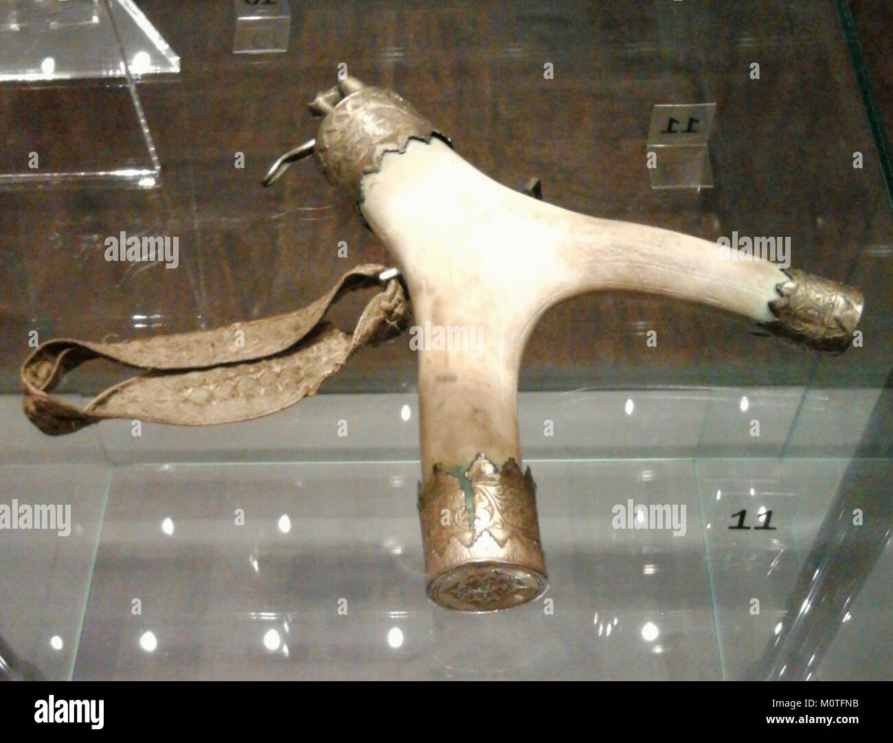 Una storica fiasca di polvere da sparo dell'Europa centrale, probabilmente del XVII o XVIII secolo. È stato utilizzato nelle armi da fuoco per immagazzinare e dispensare polvere da sparo per caricare moschetti o pistole, riflettendo la storia militare della regione. Foto Stock