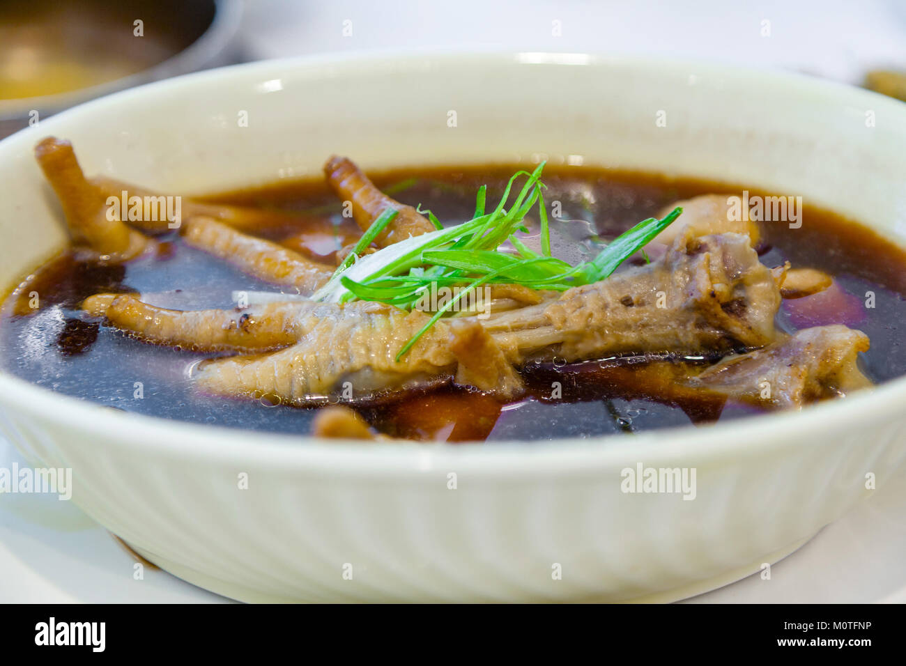 Brasato di piedi di pollo in salsa di soia è un popolare dim sum piatto in cucina Cantonese a Hong Kong. Foto Stock