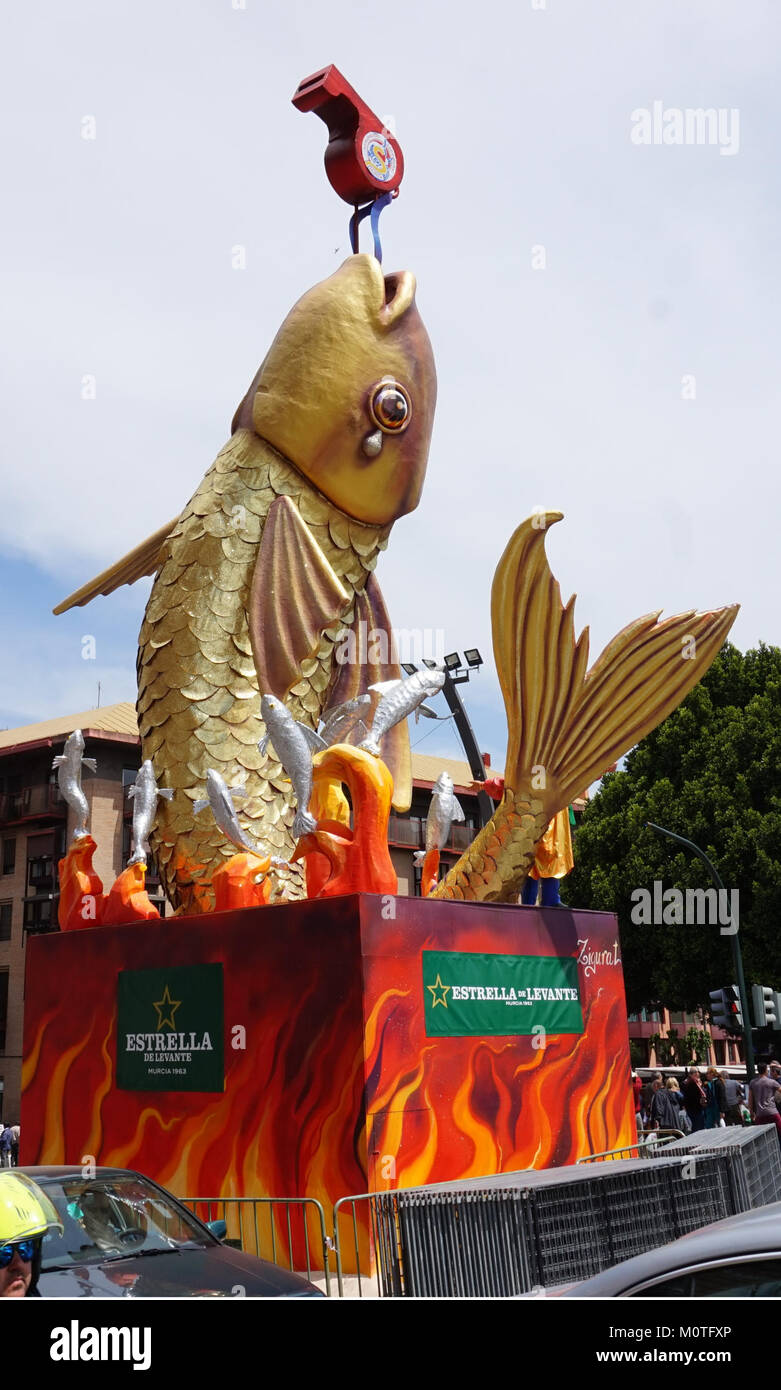 Il Catafalco Entierro de la Sardina è un festival spagnolo che si tiene ogni anno per celebrare la sepoltura della sardina, un evento simbolico che segna la fine del Carnevale. Foto Stock