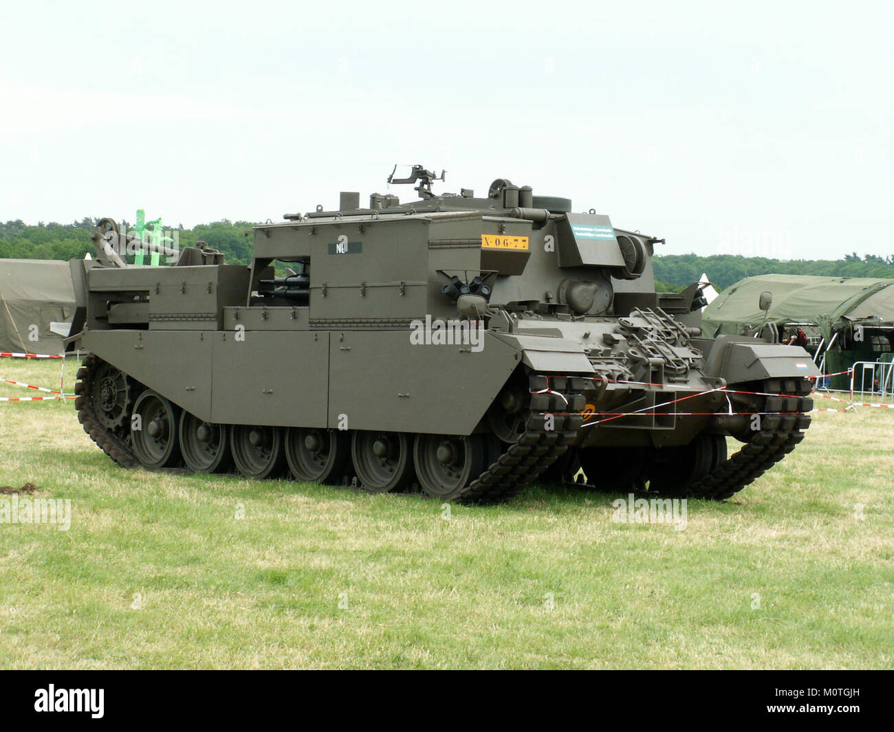 Il Centurion Recovery X-06-77 è un veicolo militare progettato per operazioni di recupero e riparazione. È stato utilizzato principalmente in condizioni di campo di battaglia per recuperare carri armati e veicoli corazzati danneggiati, dimostrando versatilità in ambienti difficili. Foto Stock