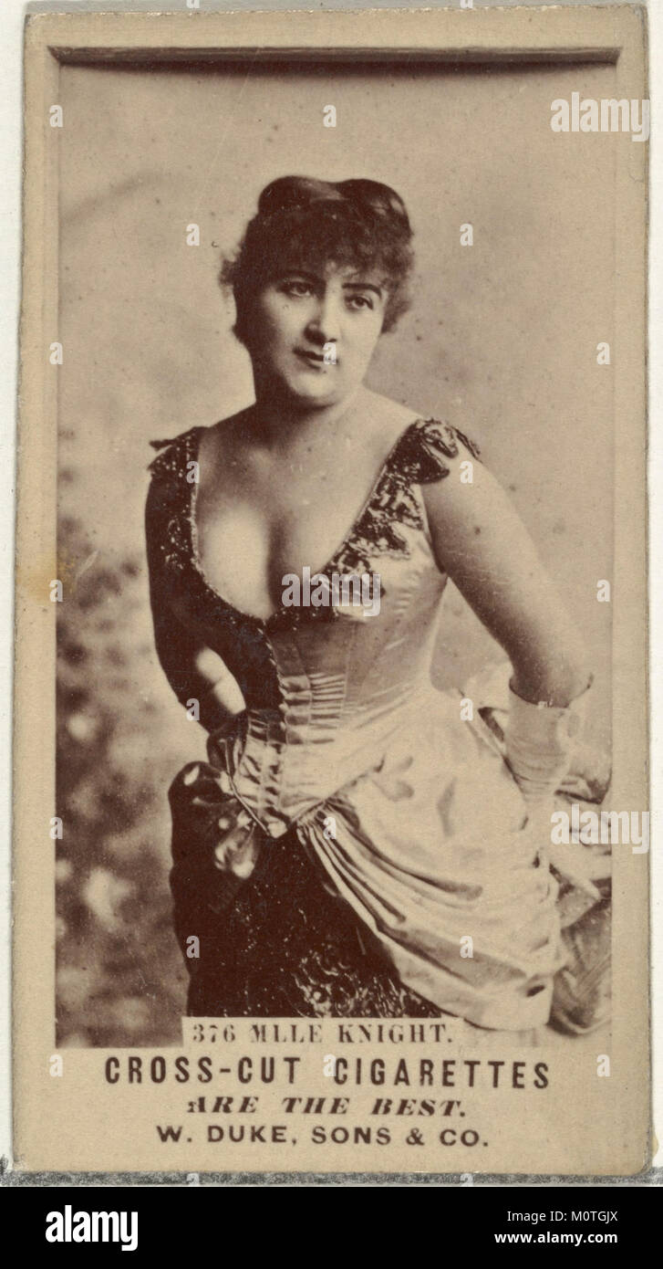 La carta numero 376 della serie Actors and Actresses (N145-3), emessa da Duke Sons & Co., presenta Mlle. Knight ed è stato prodotto come parte di una campagna pubblicitaria per le sigarette Cross Cut. Questa carta da collezione è contenuta nella collezione MET. Foto Stock